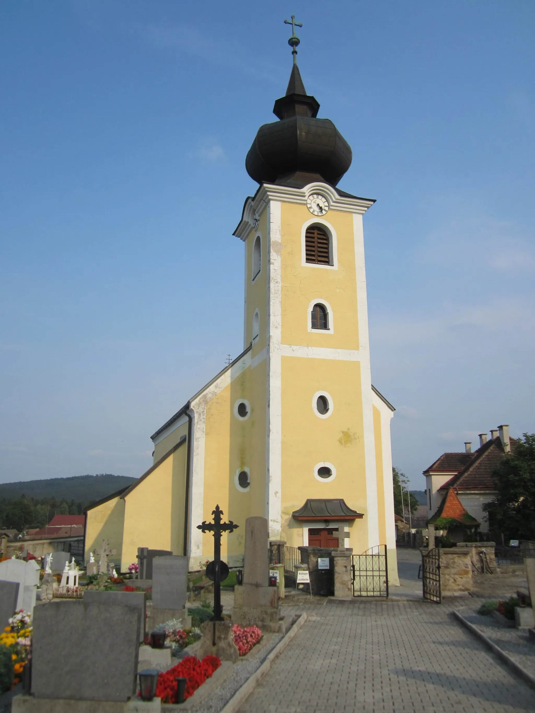 Photo showing: Im Kern gotische, später barockisierte Pfarrkirche mit barockem Westturm; urkundlich erwähnt 1180; Erweiterungen 1781, 1784 und 1864.

This media shows the protected monument with the number 10426 in Austria. (Commons, de, Wikidata)