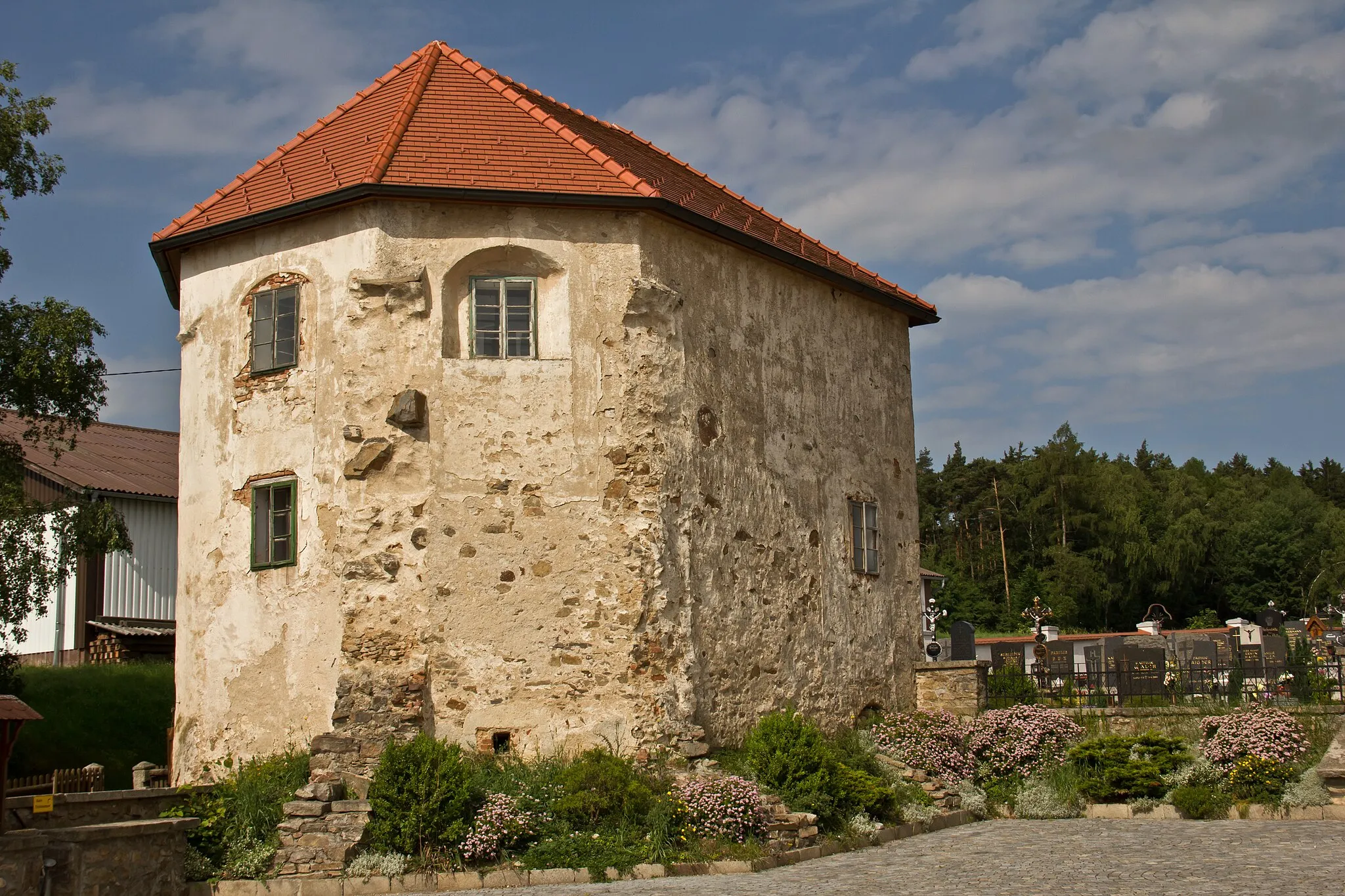 Photo showing: Die ehemalige Annakapelle war ursprünglich ein Karner. Sie wurde 1786 profanisiert und in ein zweigeschoßiges Wohnhaus unterteilt.