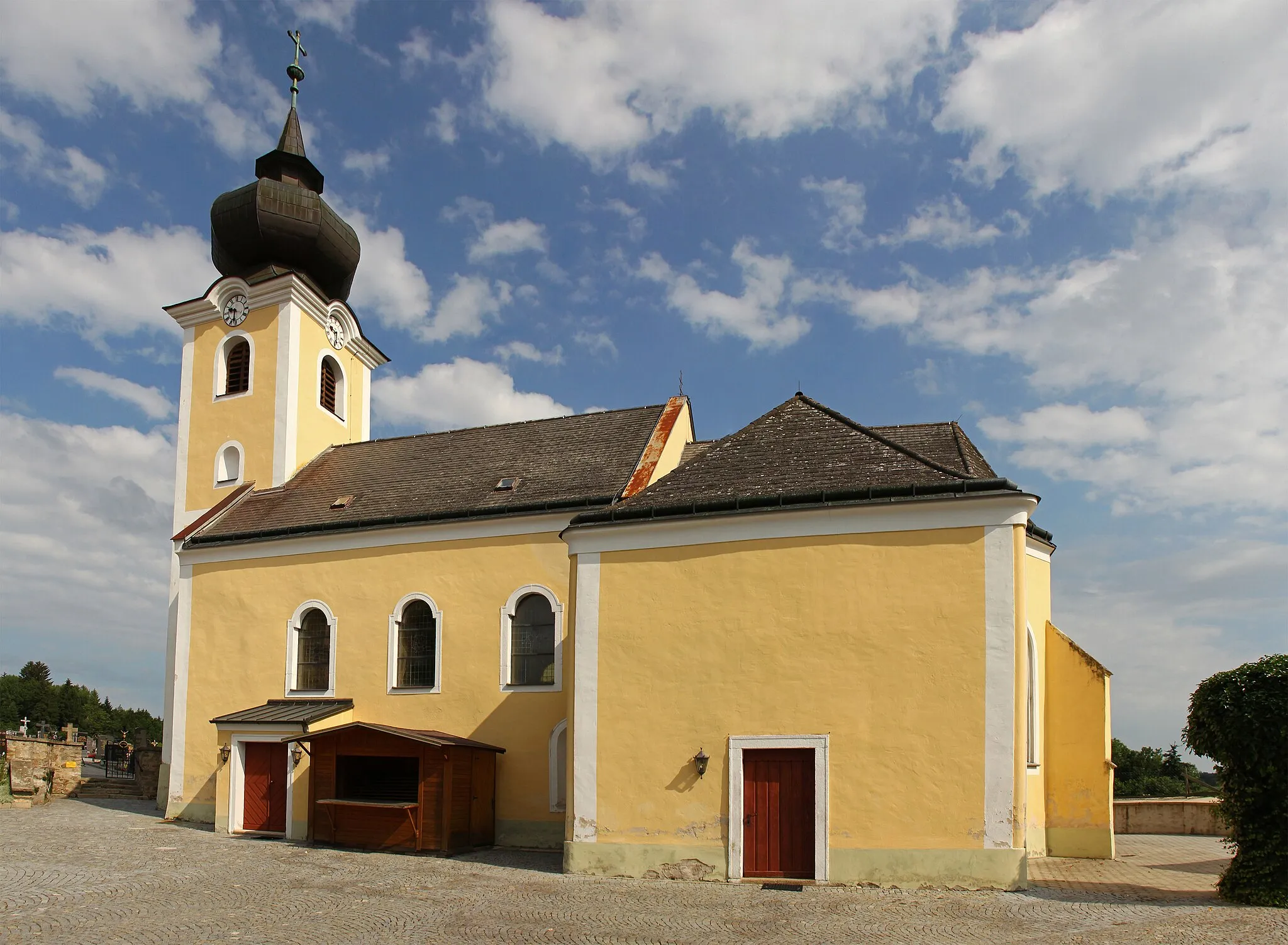 Photo showing: Die von einem Friedhof mit ehemaligem Karner umgebene, erhöht im Westen von Münichreith auf einer Geländestufe gelegene Pfarrkirche hl. Bartholomäus ist eine im Kern gotische, 1781/1784 barockisierte Saalkirche mit barockem Westturm.