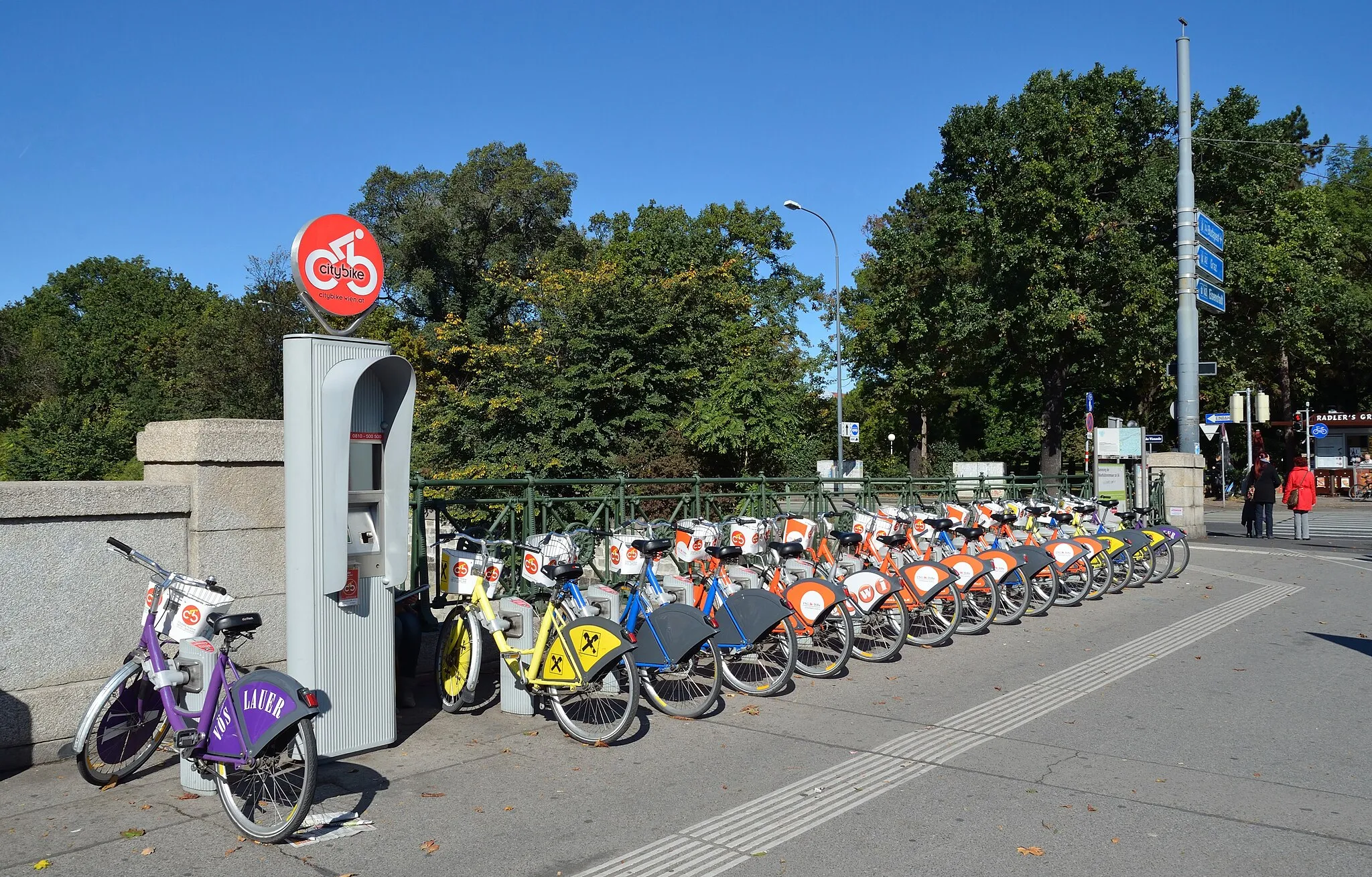 Photo showing: Bicycle rack for Citybike Vienna at the Schönbrunner Brücke, Hietzing.