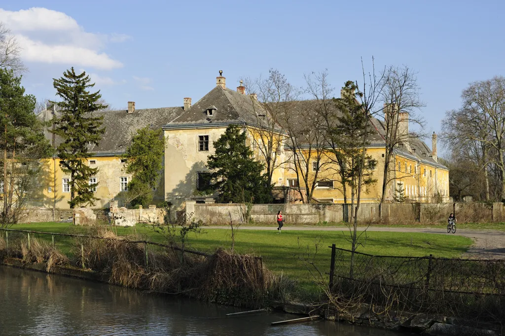 Photo showing: Schloss Schwadorf