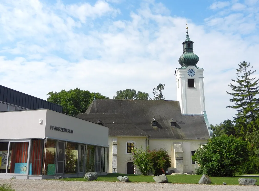 Photo showing: Die vor 1200 erstmals erwähnte Pfarrkirche in Schwadorf.