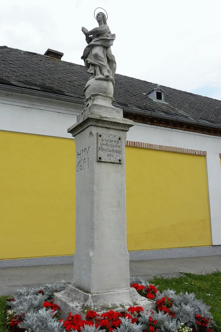 Photo showing: Der 1691 errichtete Figurenbildstock Maria Immaculata in Schwadorf.