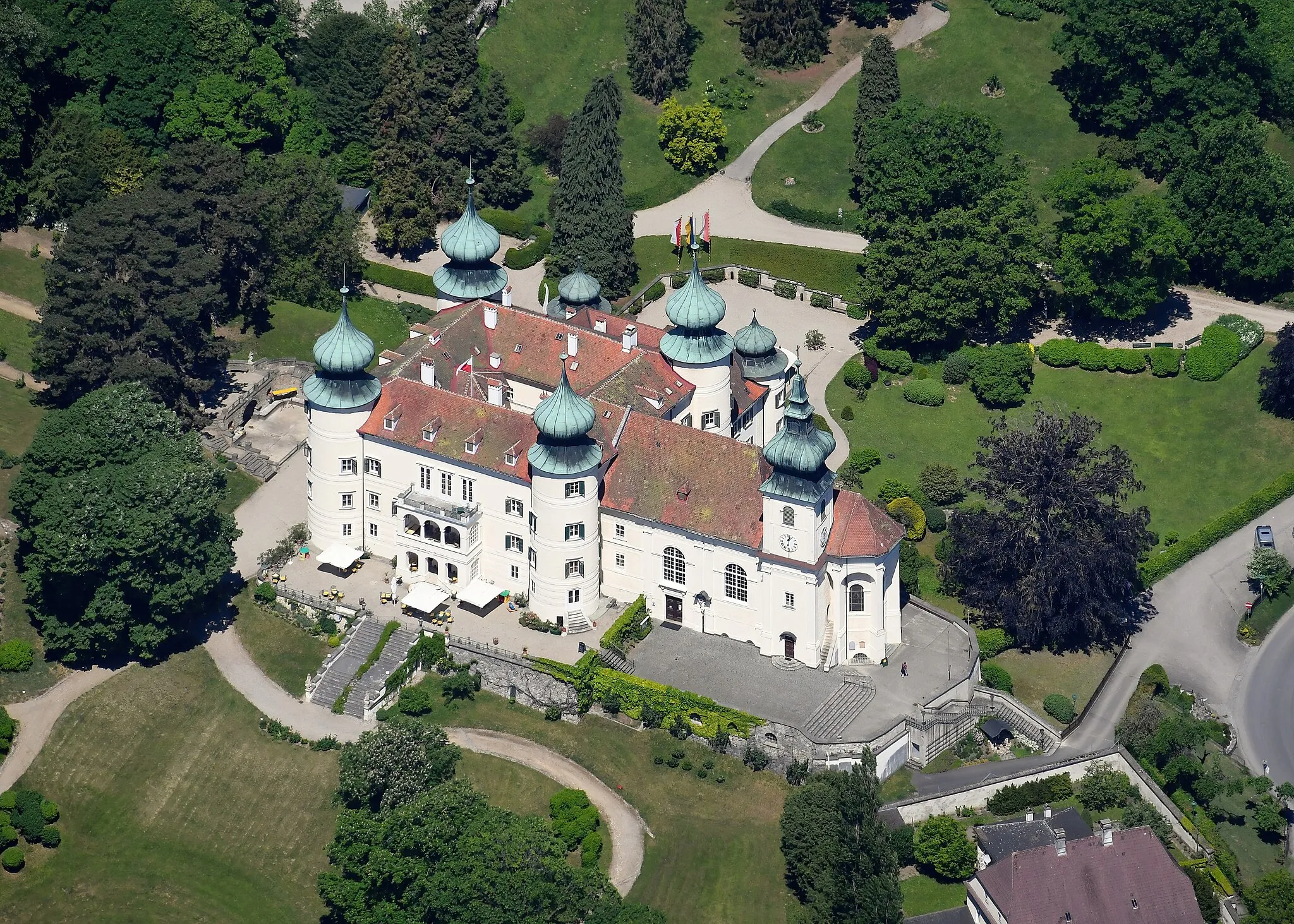 Photo showing: Aerial image of the Artstetten Castle (view from the southeast)