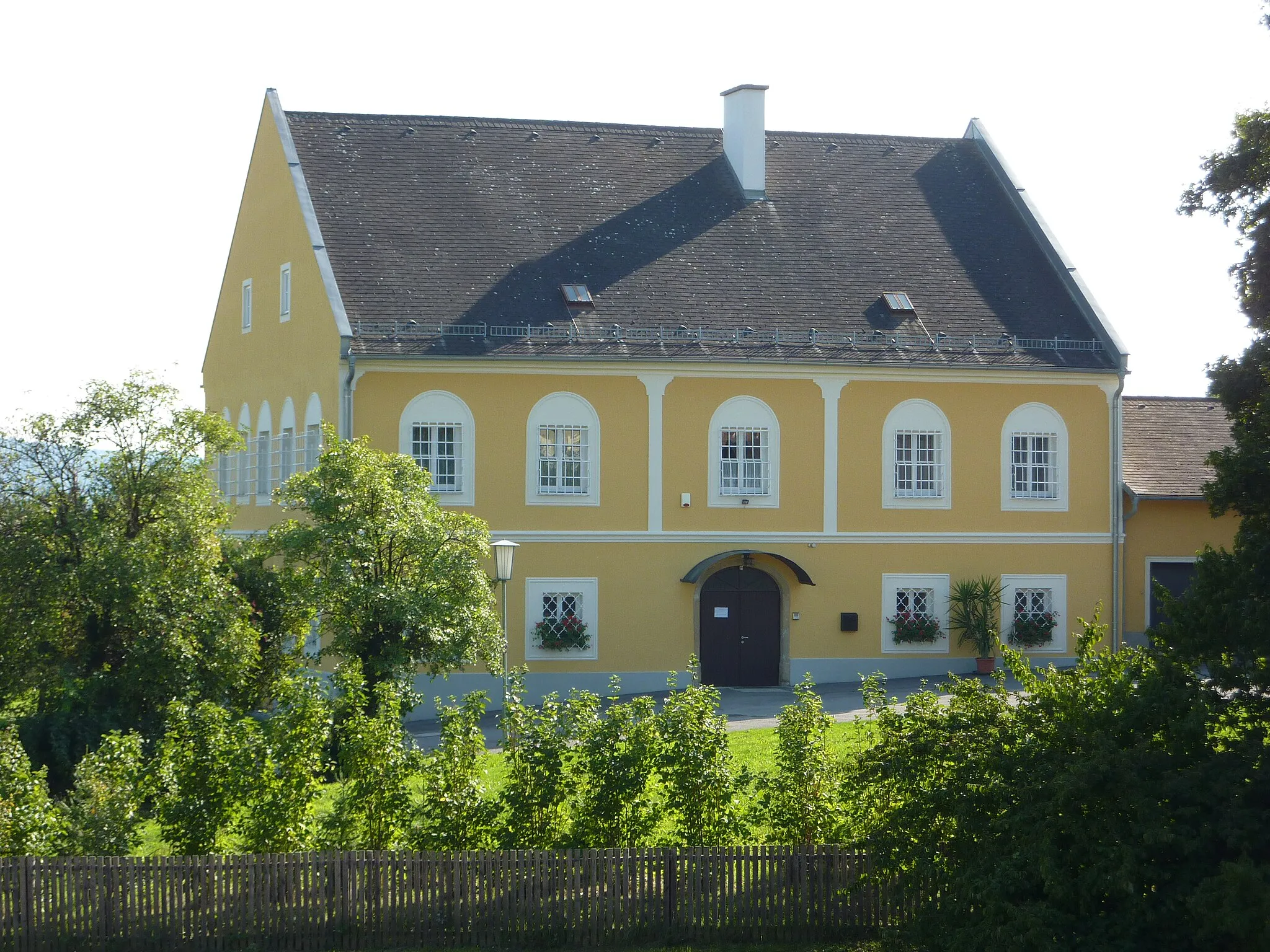 Photo showing: Pfarrhof, Waldbadstraße 6, Oberwölbling, Wölbling, Niederösterreich

This media shows the protected monument with the number 73546 in Austria. (Commons, de, Wikidata)