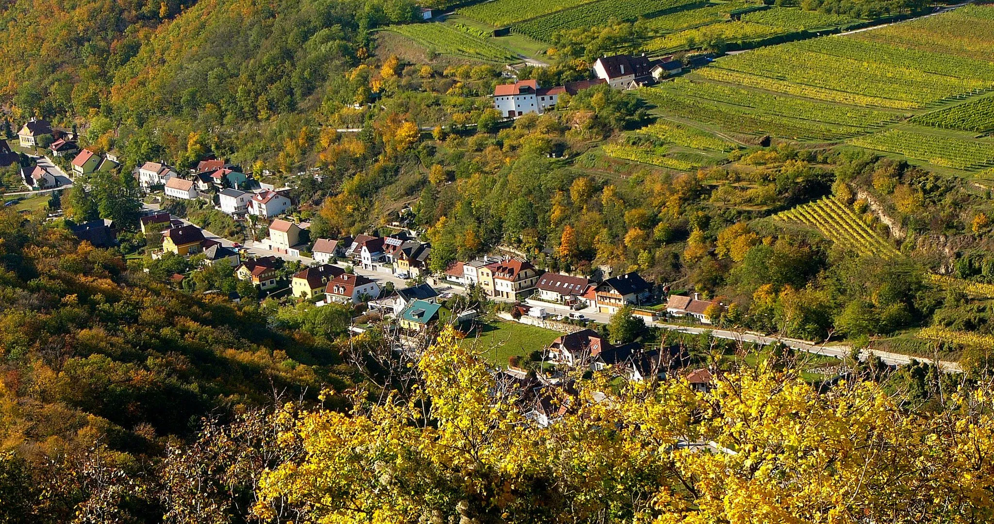 Photo showing: Steinaweg vom Benetiktinerstift Göttweig aus gesehen.