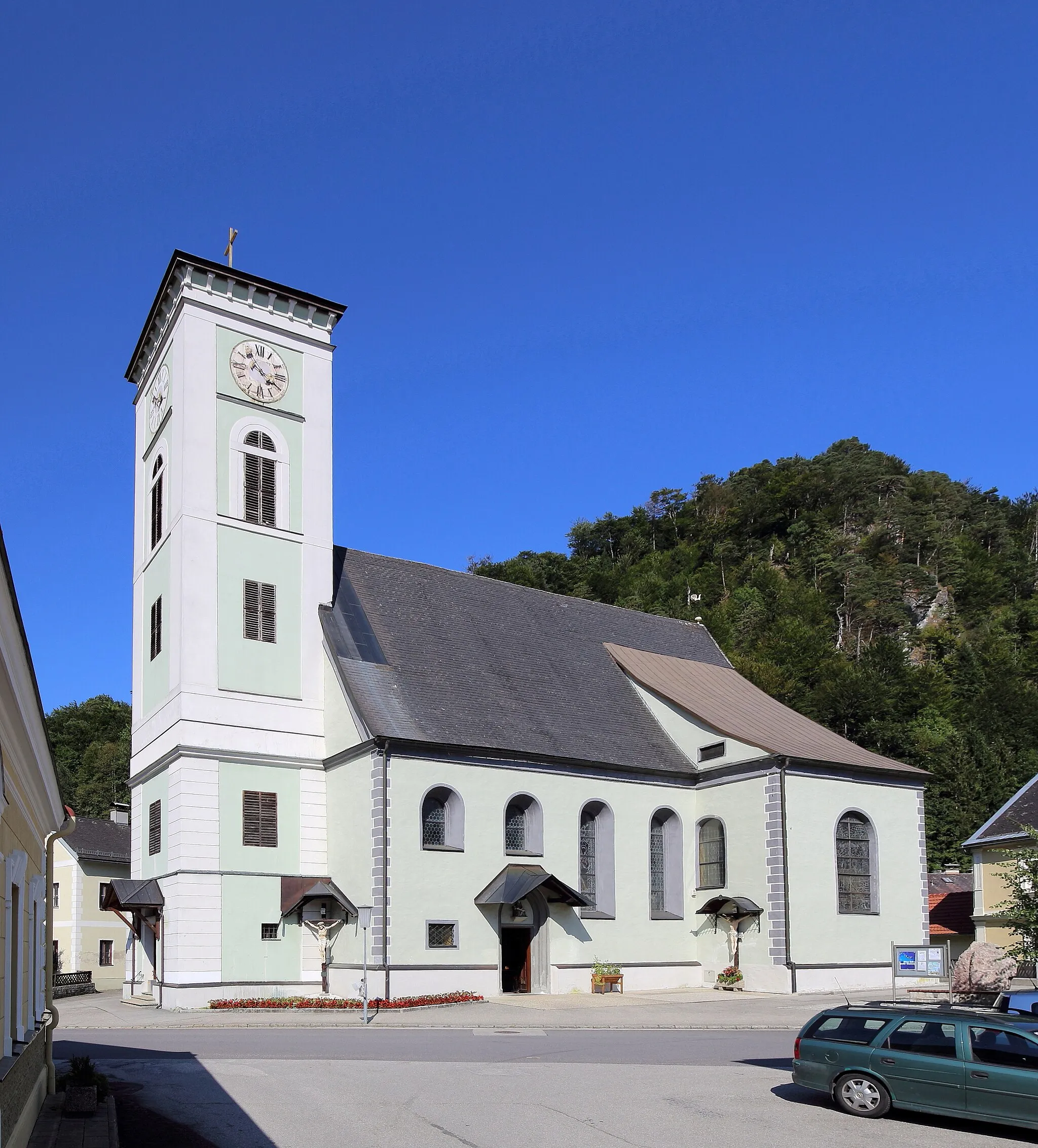 Photo showing: Südwestansicht der katholischen Pfarrkirche hll. Philipp und Jakob in der niederösterreichischen Marktgemeinde Gaming. Eine Hallenkirche mit eingezogenem Chor und vorgestelltem Westturm. Im Kern ist die Kirche gotisch, die 1712 brockisiert wurde und dabei wurde unter anderem im Süden die Marienkapelle angebaut.