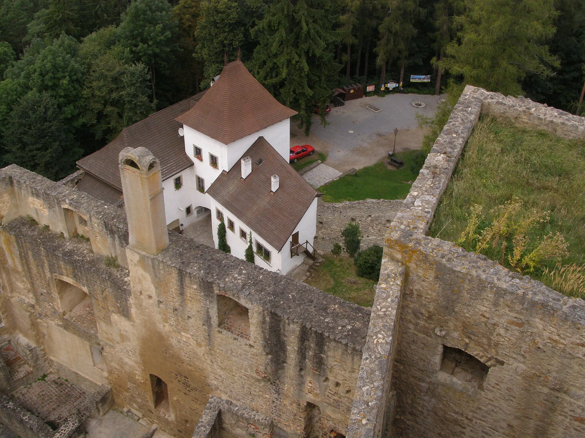 Photo showing: Staré Město pod Landštejnem, hrad Landštejn, pohled z věže na první hradní bránu, v popředí vlevo hradní nádvoří, vpravo další hradní věž (kaple)