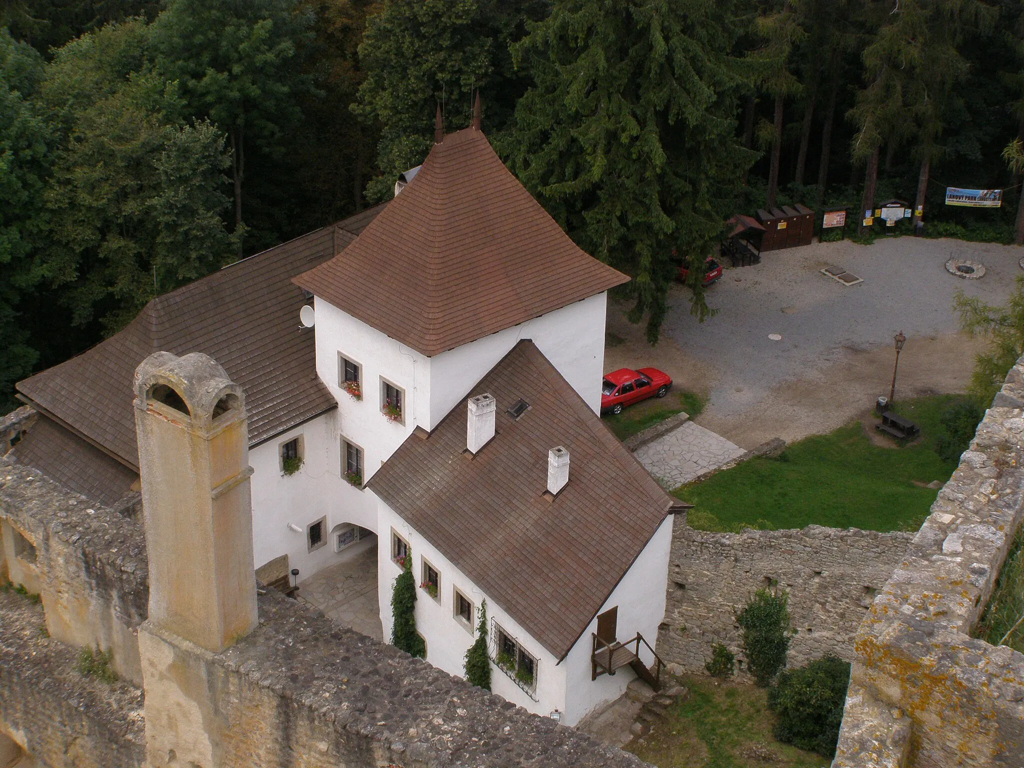 Photo showing: Staré Město pod Landštejnem, hrad Landštejn, pohled z věže na první hradní bránu