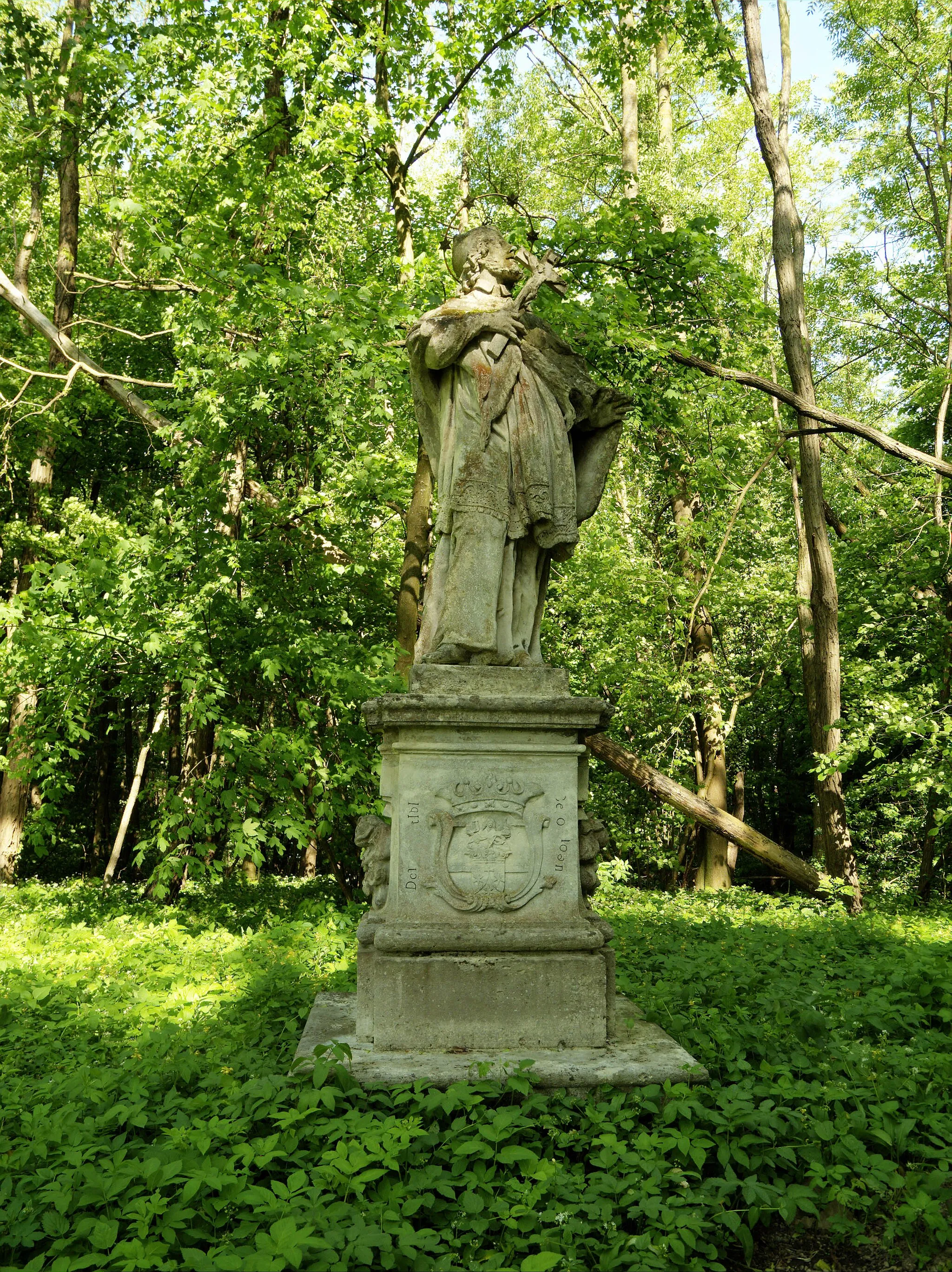 Photo showing: Statue of Saint John of Nepomuk near Mannersdorf am Leithagebirge, Lower Austria, Austria