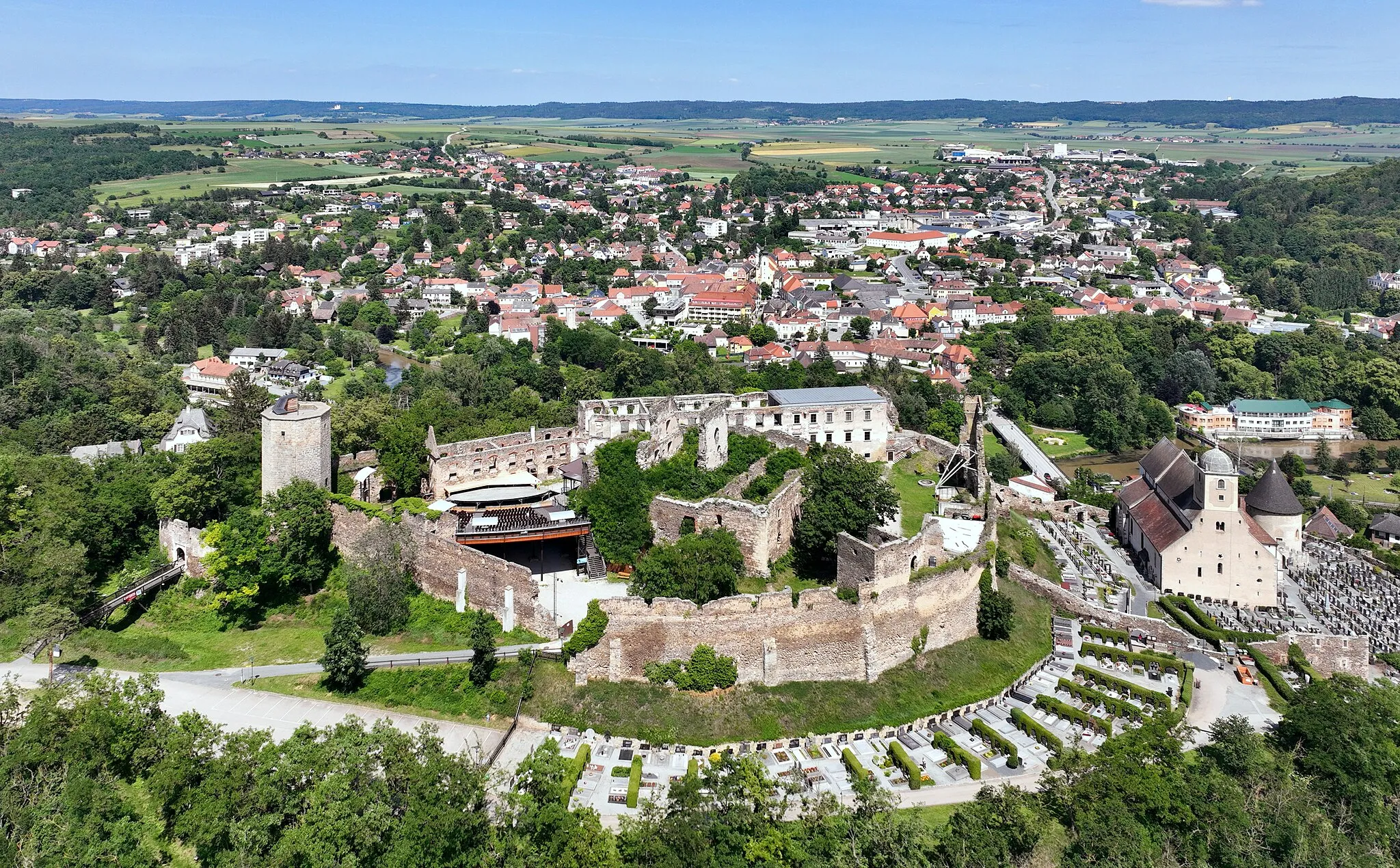 Photo showing: Southwest view of Gars am Kamp with Gars Castle and the Church of St. Getrude in the foreground.