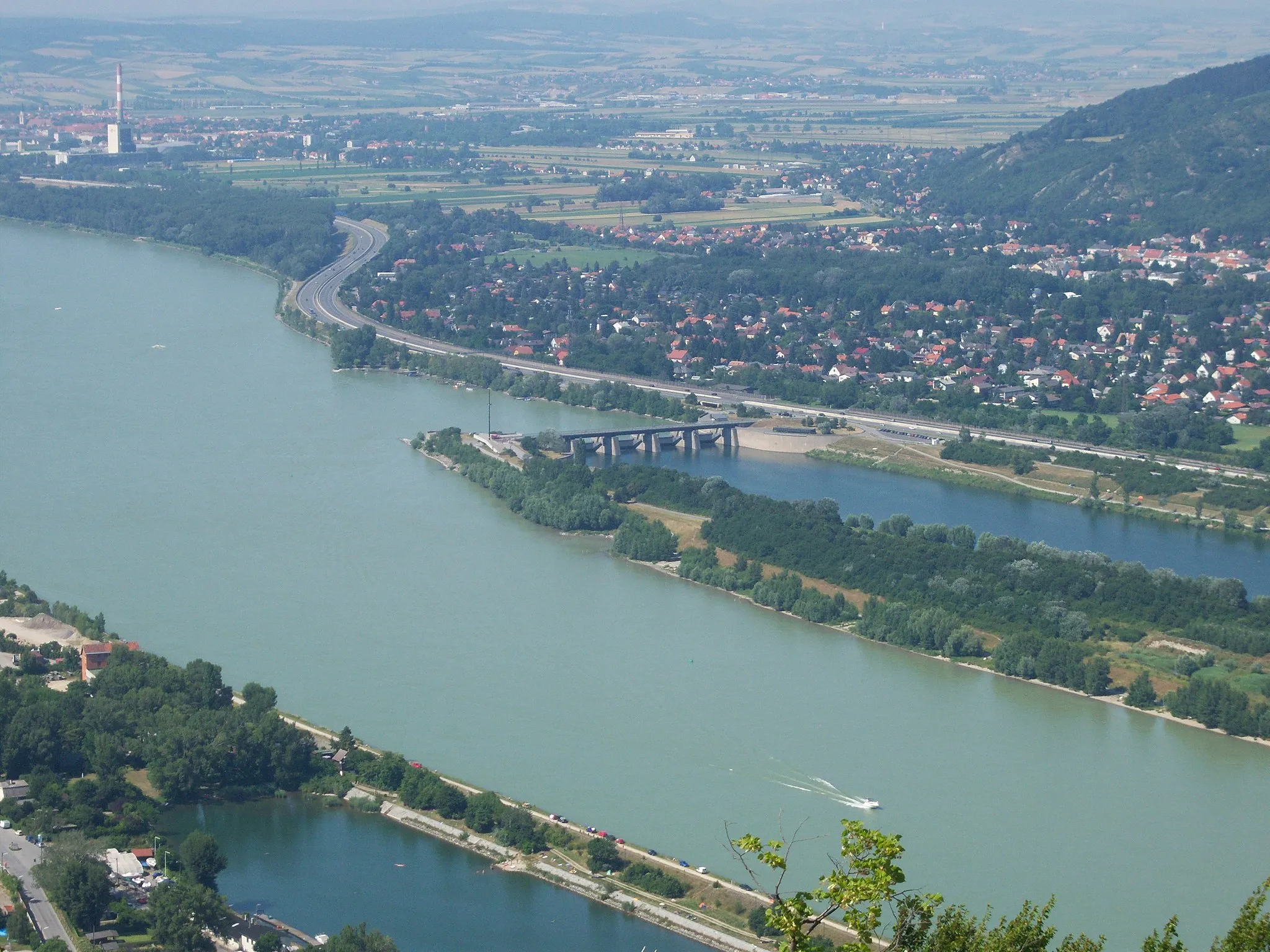 Photo showing: Blick vom Leopoldsberg auf den Anfang der Donauinsel und den Zusammenfluss von Donau und Neue Donau