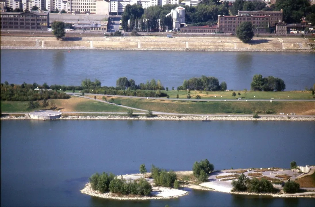 Photo showing: Blick vom Donauturm, Wien, 
Blick vom Donauturm, Donauinsel, Handelskai