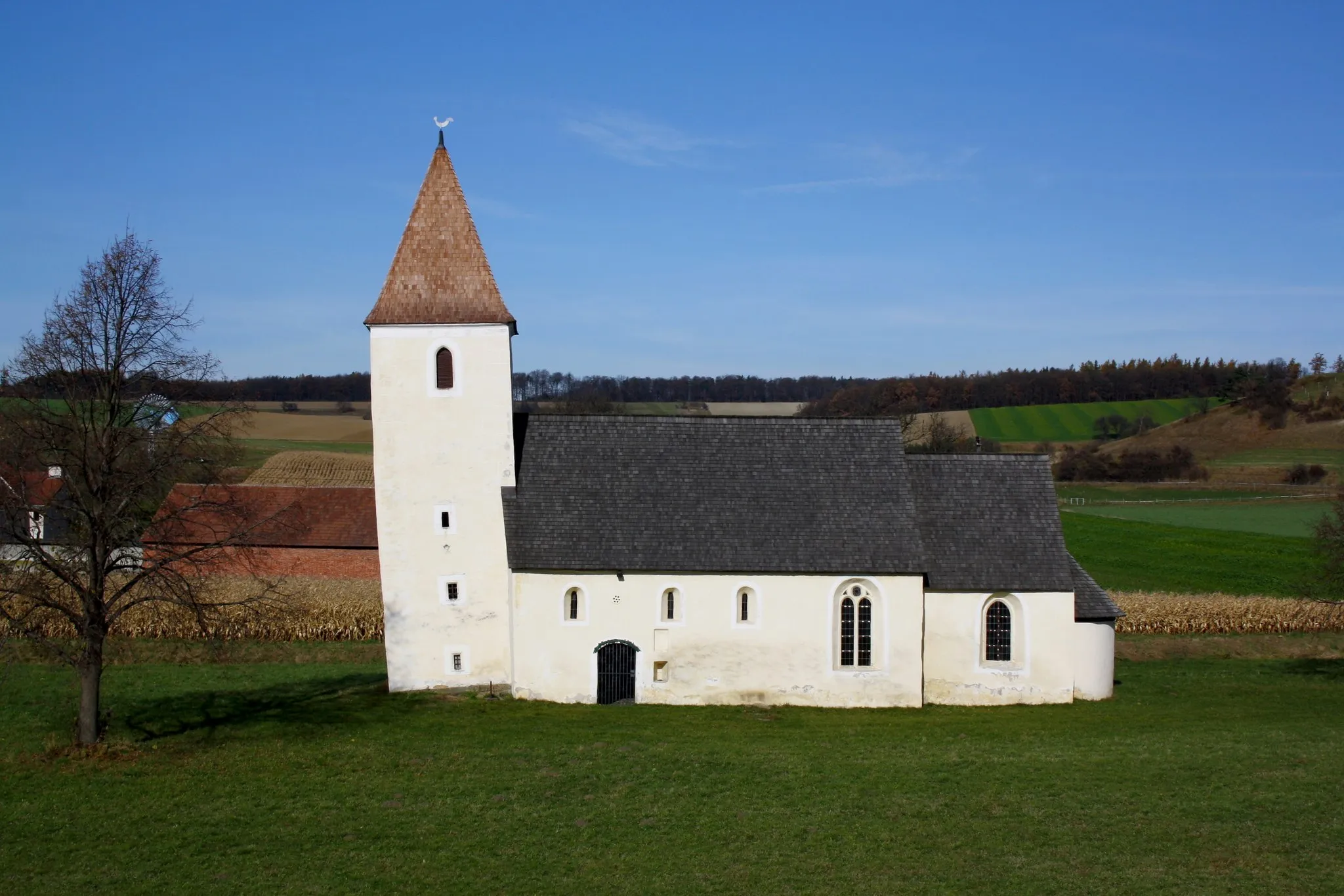 Photo showing: Die Südansicht der Filialkirche Lanzendorf in Böheimkirchen, Niederösterreich.