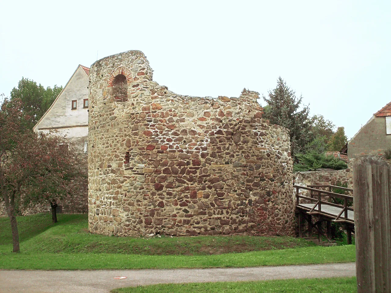 Photo showing: Mautern/D/NÖ, Ruine des westl U-Turmes, Blick aus Süd.