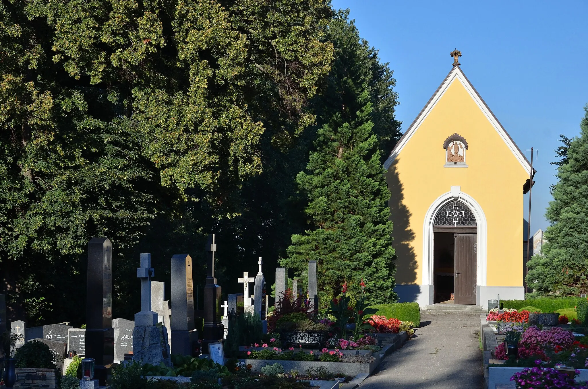 Photo showing: The cemetery in Jeutendorf, municipality of Böheimkirchen, Lower Austria, is protected as a cultural heritage monument.