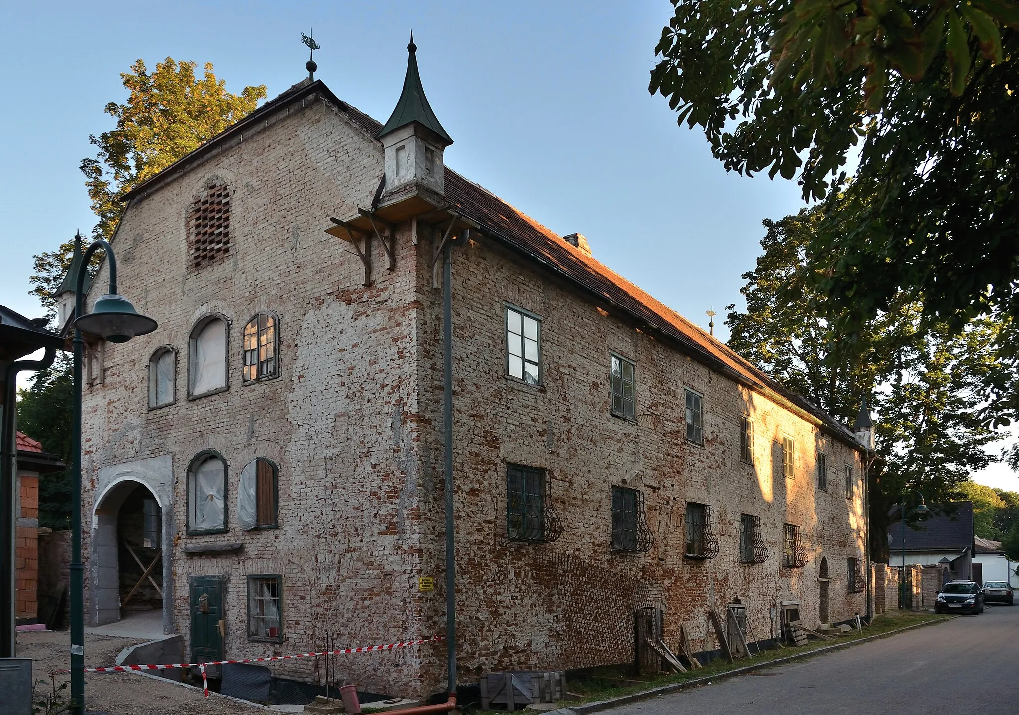 Photo showing: An unidentified building in Maria Jeutendorf, municipality of Böheimkirchen, Lower Austria. The building is near to the caste.