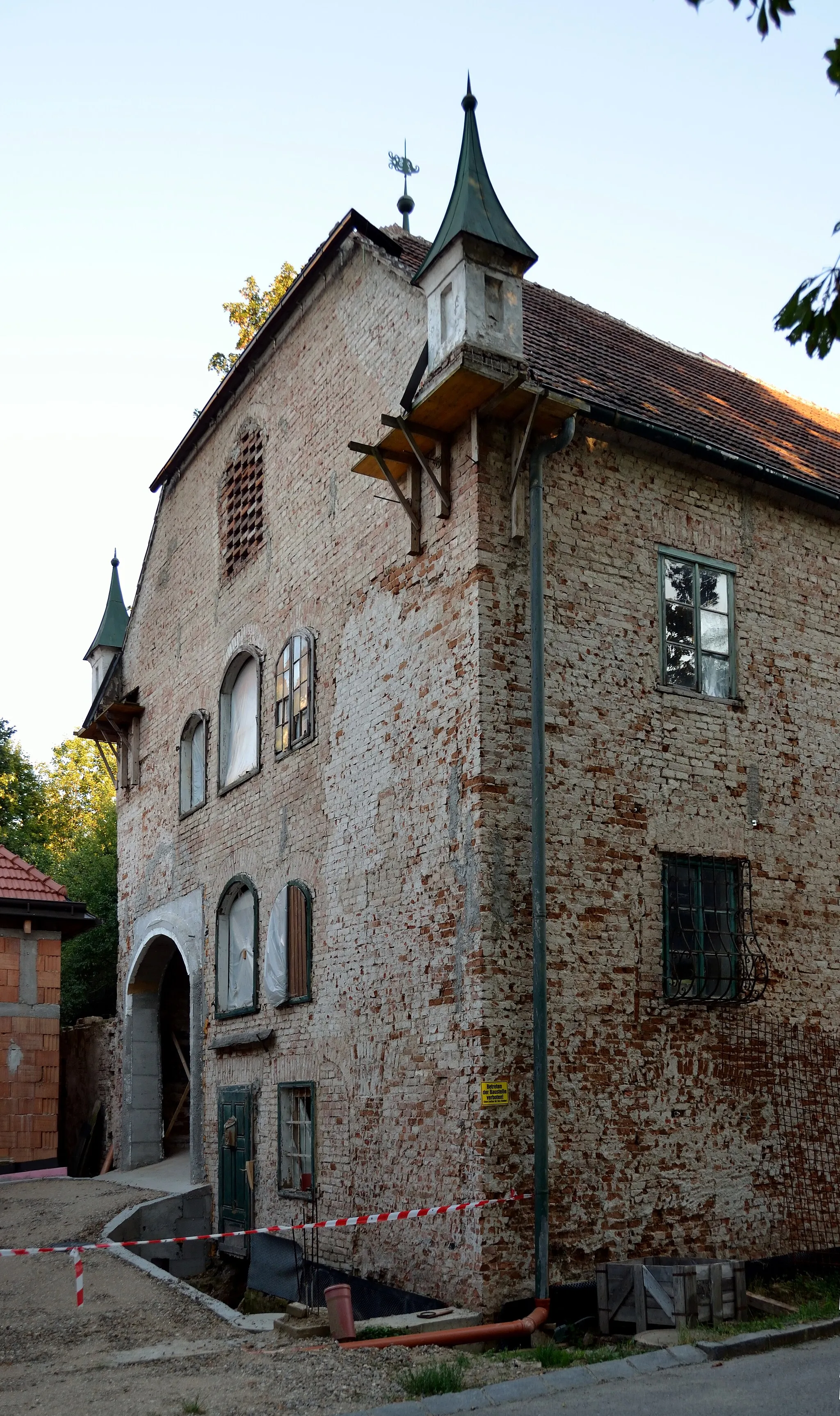 Photo showing: An unidentified building in Maria Jeutendorf, municipality of Böheimkirchen, Lower Austria. The building is near to the caste.