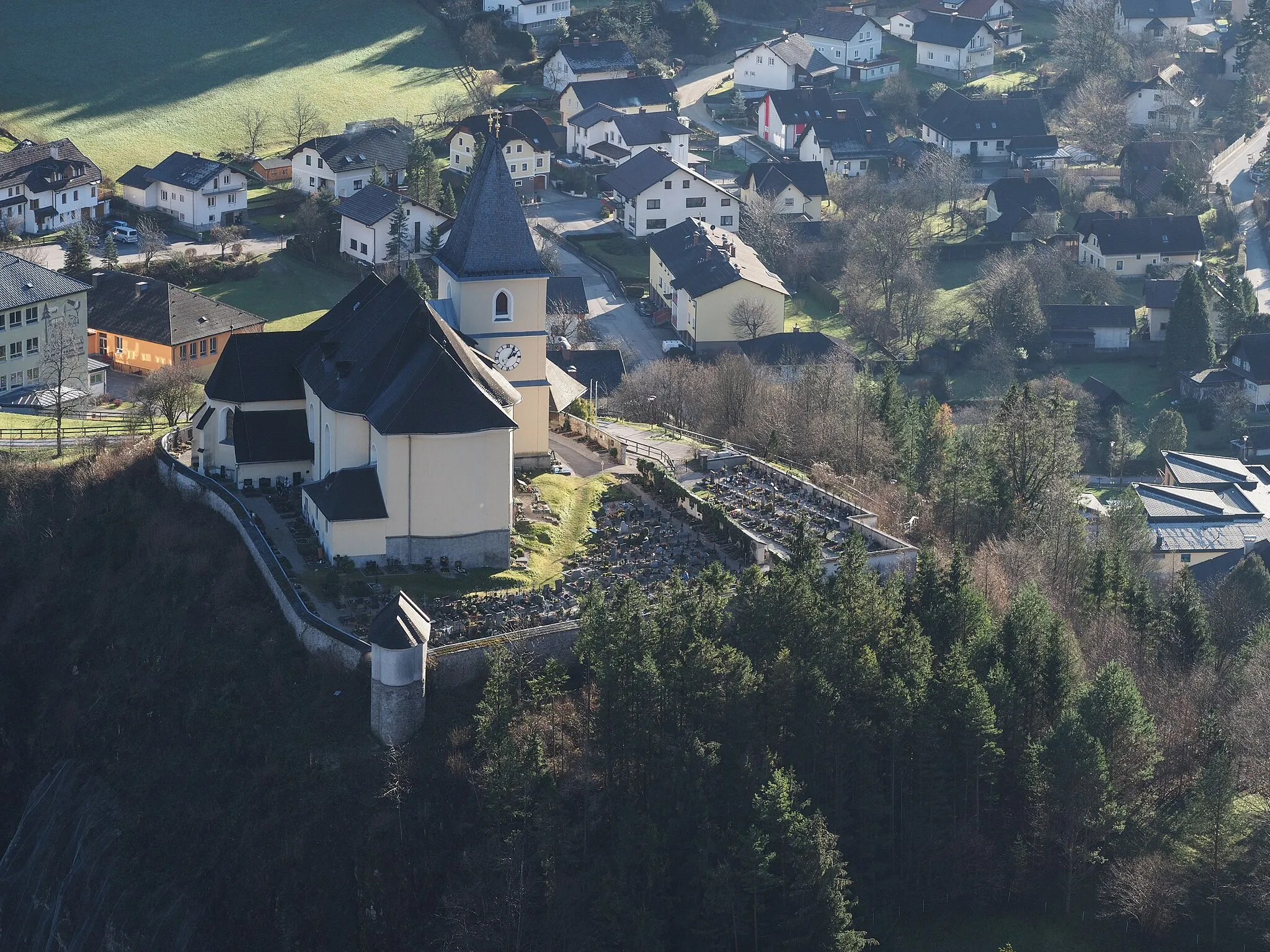 Photo showing: Pfarrkirche und Friedhof in Hollenstein an der Ybbs, aufgenommen vom Oisberg

This media shows the protected monument with the number 28134 in Austria. (Commons, de, Wikidata)