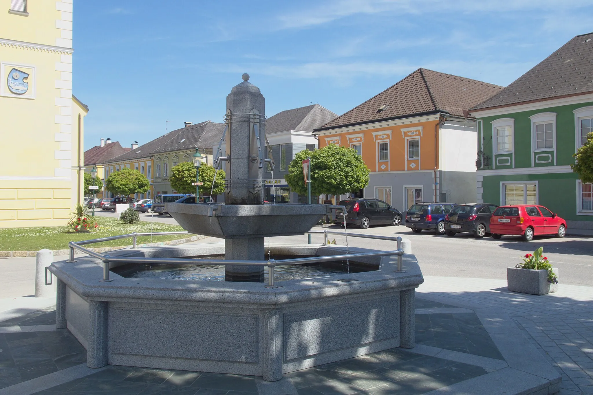 Photo showing: Fountain at the main square of Wallsee.