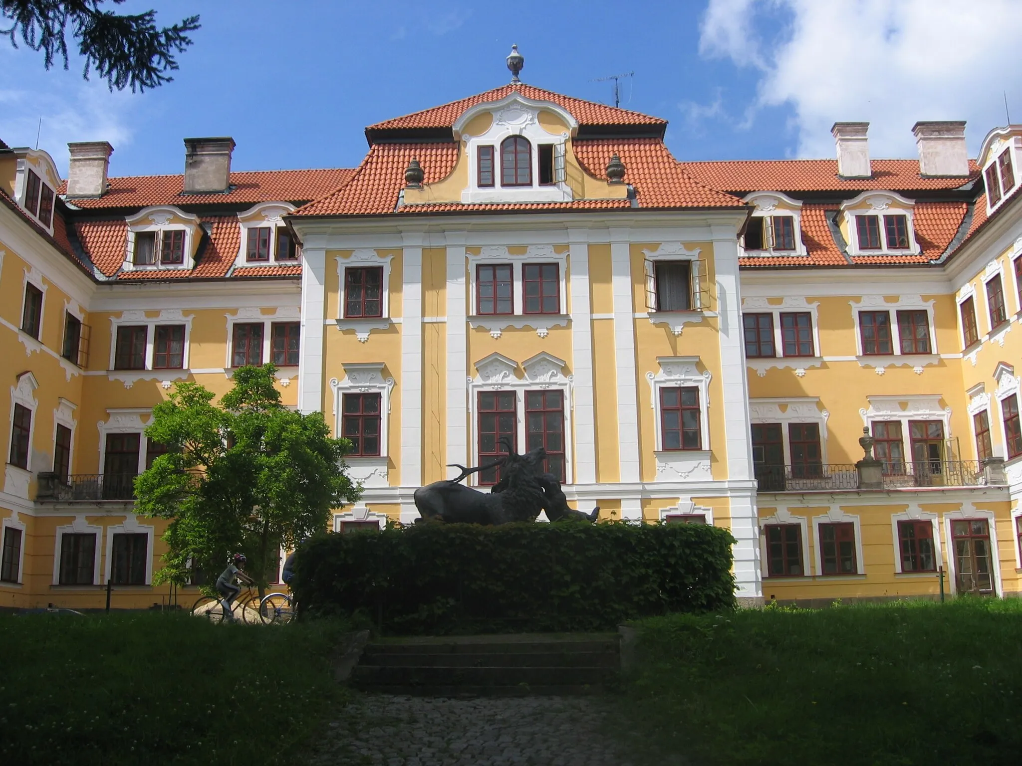 Photo showing: Průčelí barokního zámku v Chlumu u Třeboně (Jihočeský kraj, Česká republika)