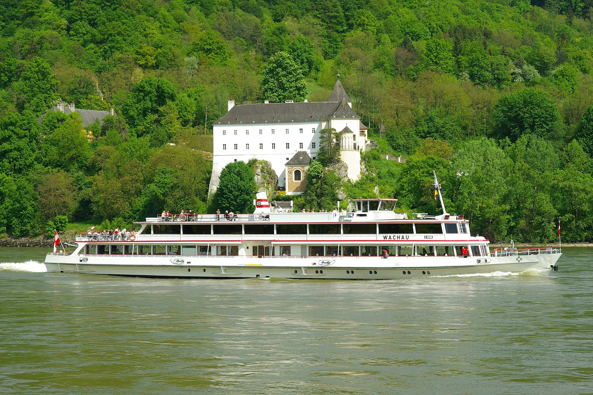 Photo showing: Das Passagierschiff MS Wachau auf der Donau vor dem Kloster Schönbühel in Niederösterreich.