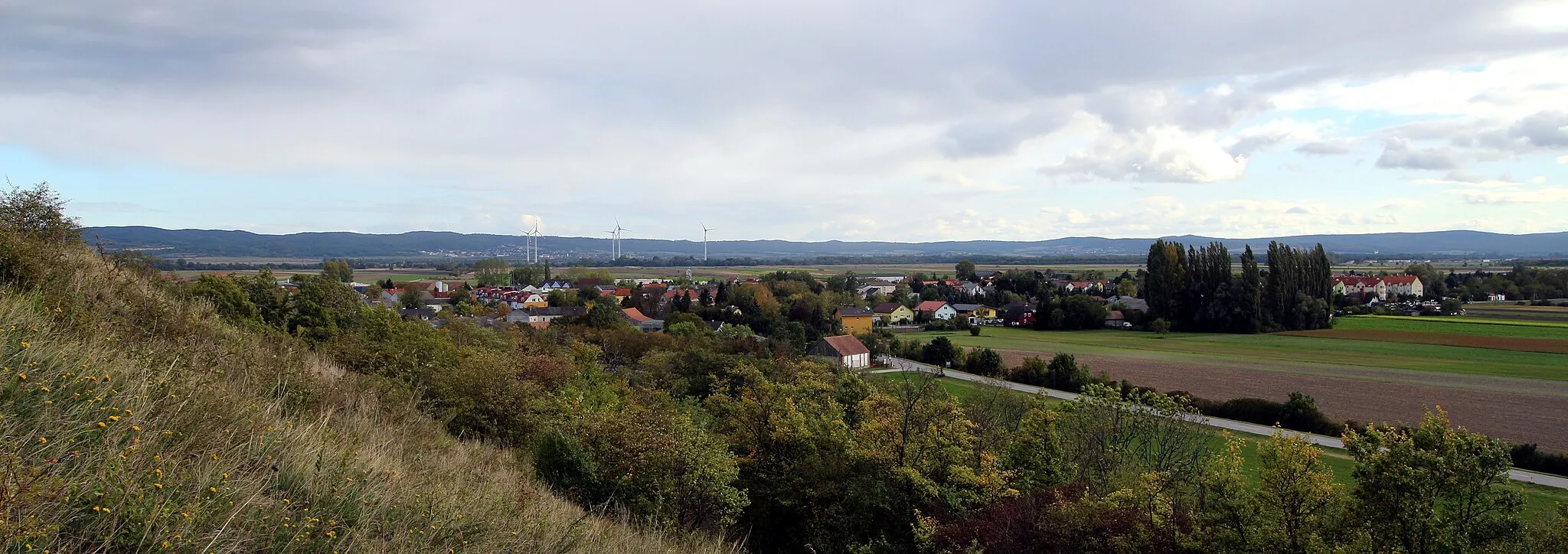 Photo showing: Sicht vom Goldberg auf die Gemeinde Reisenberg in Niederösterreich. Blickrichtung Süden.