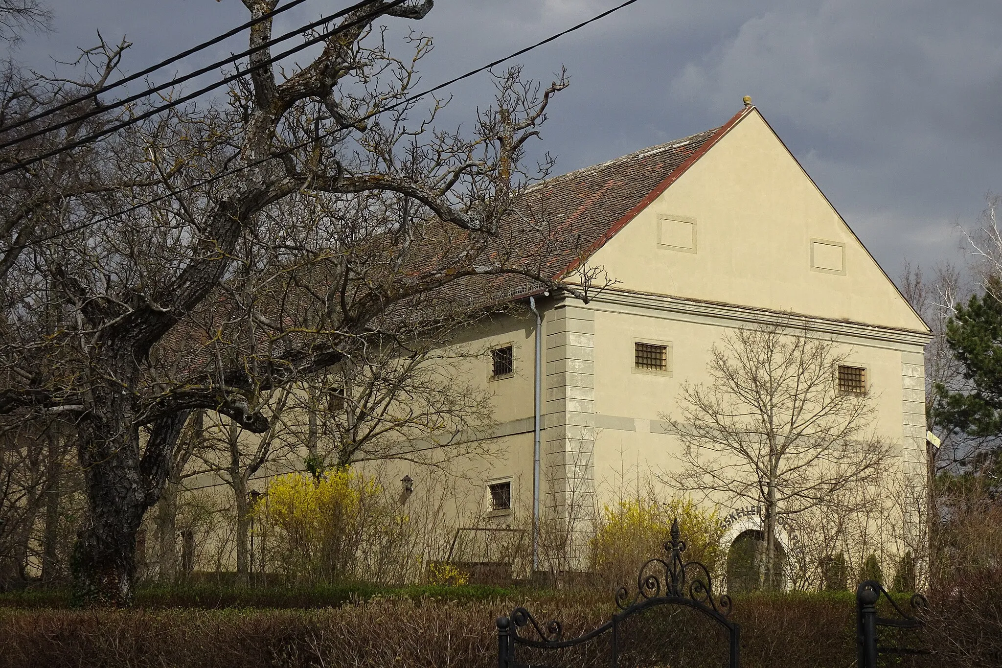 Photo showing: Schüttkasten von Schloss Bockfließ, fungiert nunmehr als Restaurant Schlosskeller