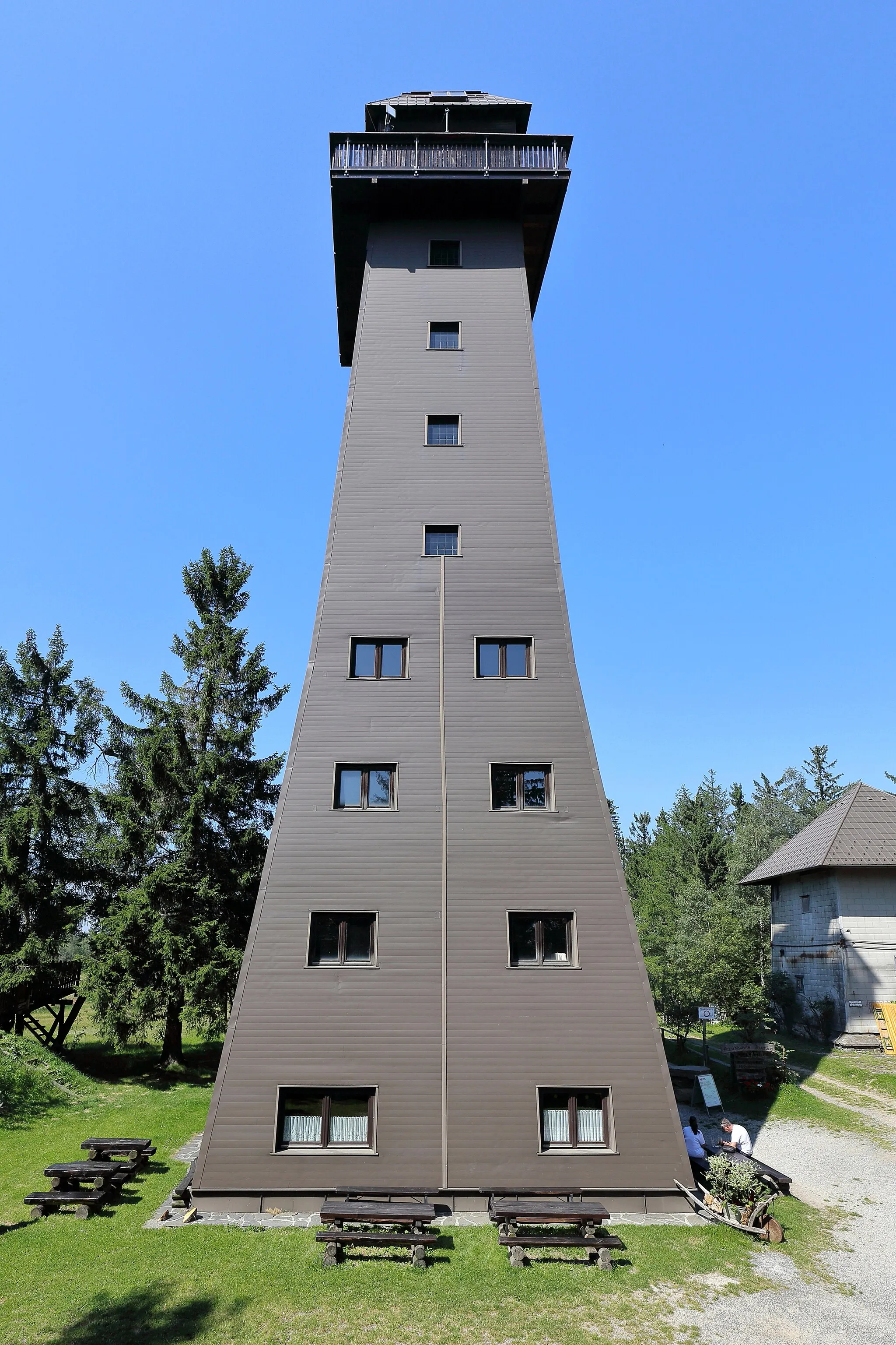 Photo showing: Südostansicht der Jauerling-Aussichtswarte in Maria Laach am Jauerling, eine niederösterreichische Marktgemeinde in der Wachau. Die 38 m hohen Aussichtwarte befindet sich auf dem 960 m hohen "Südgipfel" des Jauerlings und wurde von 1987 bis 1991 errichtet. Rechts der Turmstumpf der Vorgänger-Aussichtswarte.