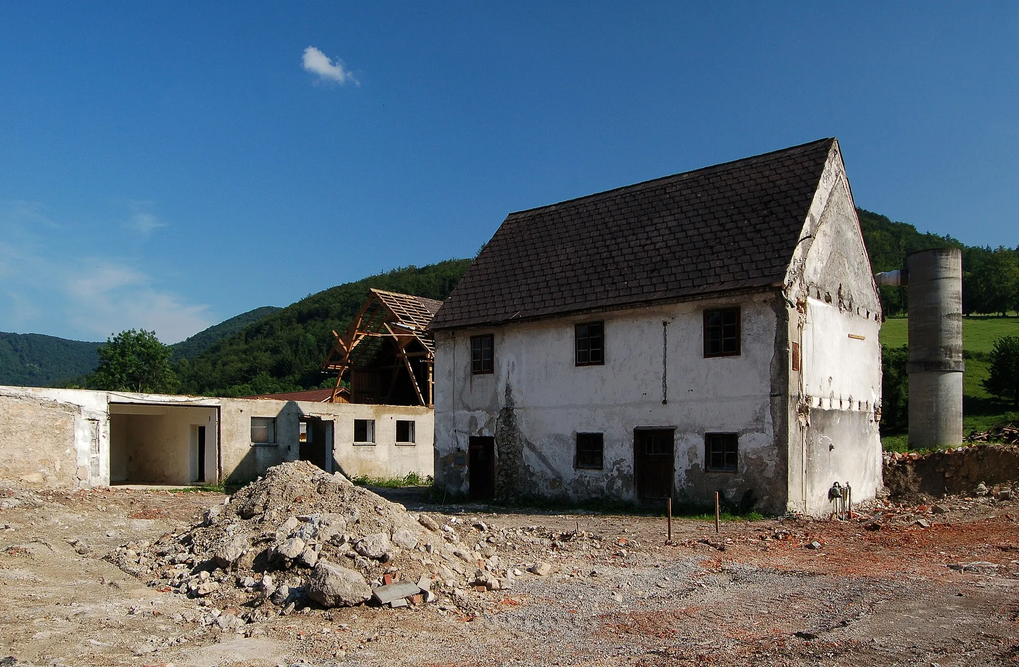 Photo showing: Demolition of a farm building in Furth an der Triesting, Lower Austria.