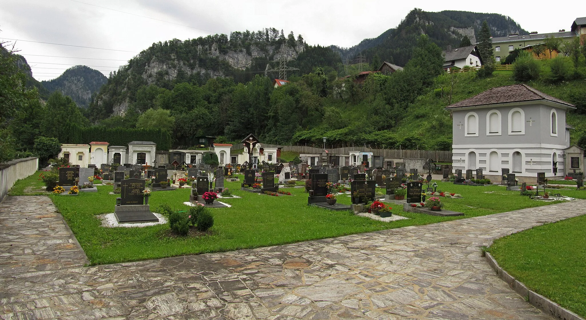 Photo showing: Friedhof und Aufbahrungshalle in Hieflau