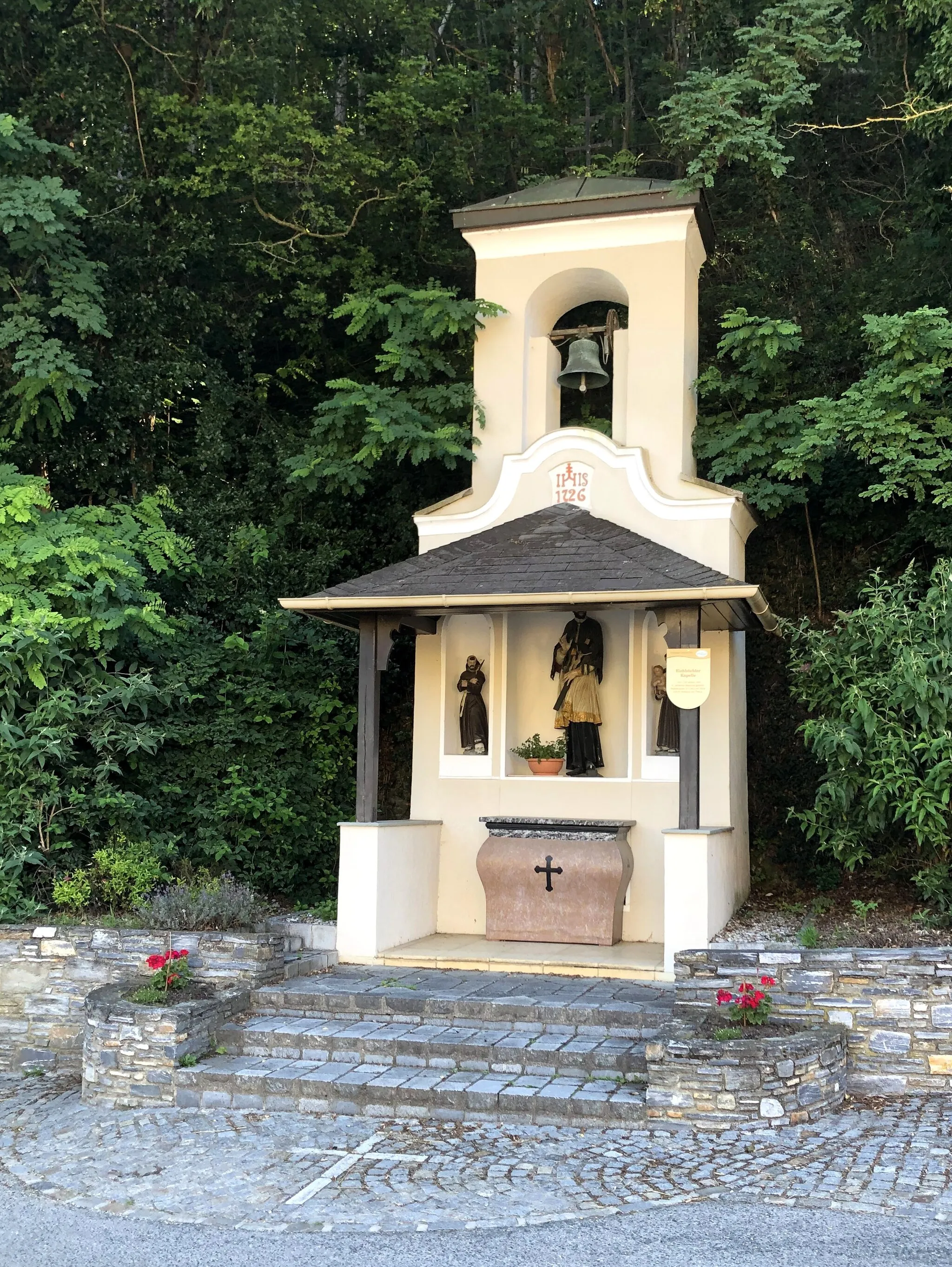 Photo showing: Wayside shrine in Eichbüchl, Katzelsdorf municipality, Lower Austria