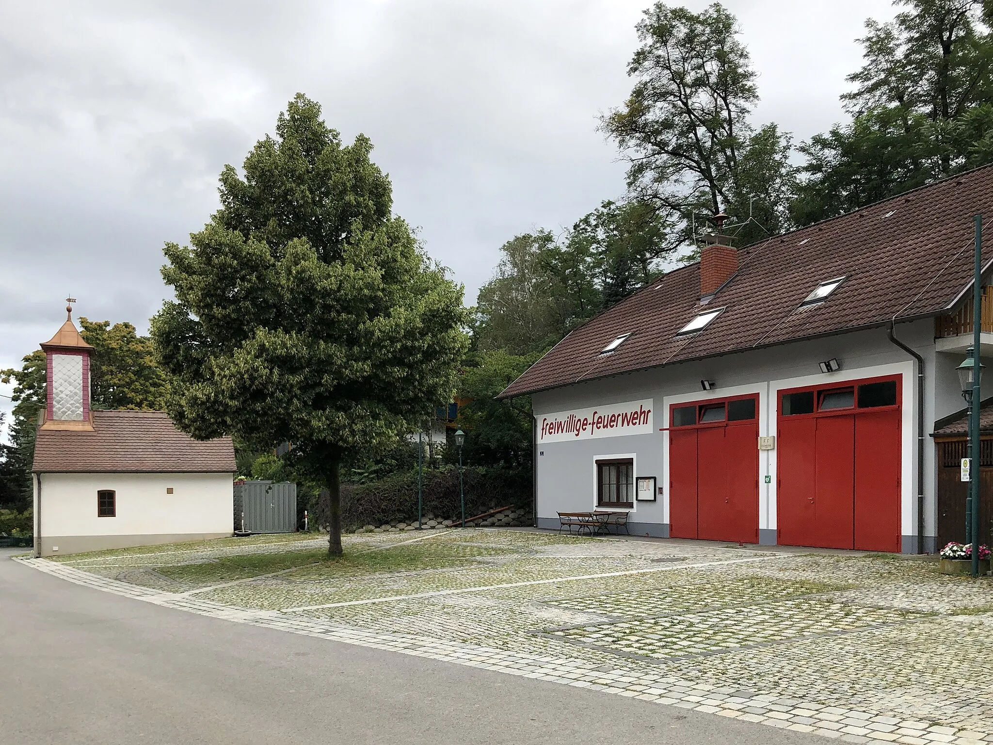 Photo showing: Old and new fire station in Eichbüchl, Katzelsdorf municipality, Lower Austria