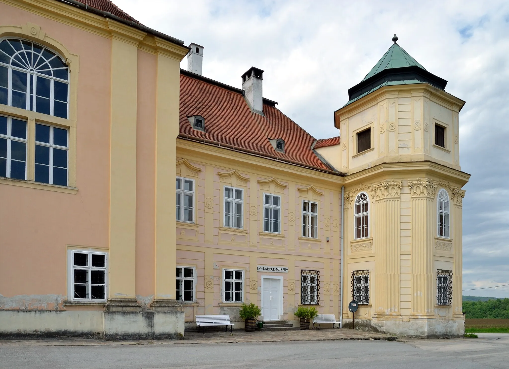 Photo showing: The baroque palace Heiligenkreuz at Gutenbrunn, municipality of Herzogenburg, Lower Austria, is protected as a cultural heritage monument. The chapel dedicated to Mary was built in 1733-35, the north wing in 1740-60.