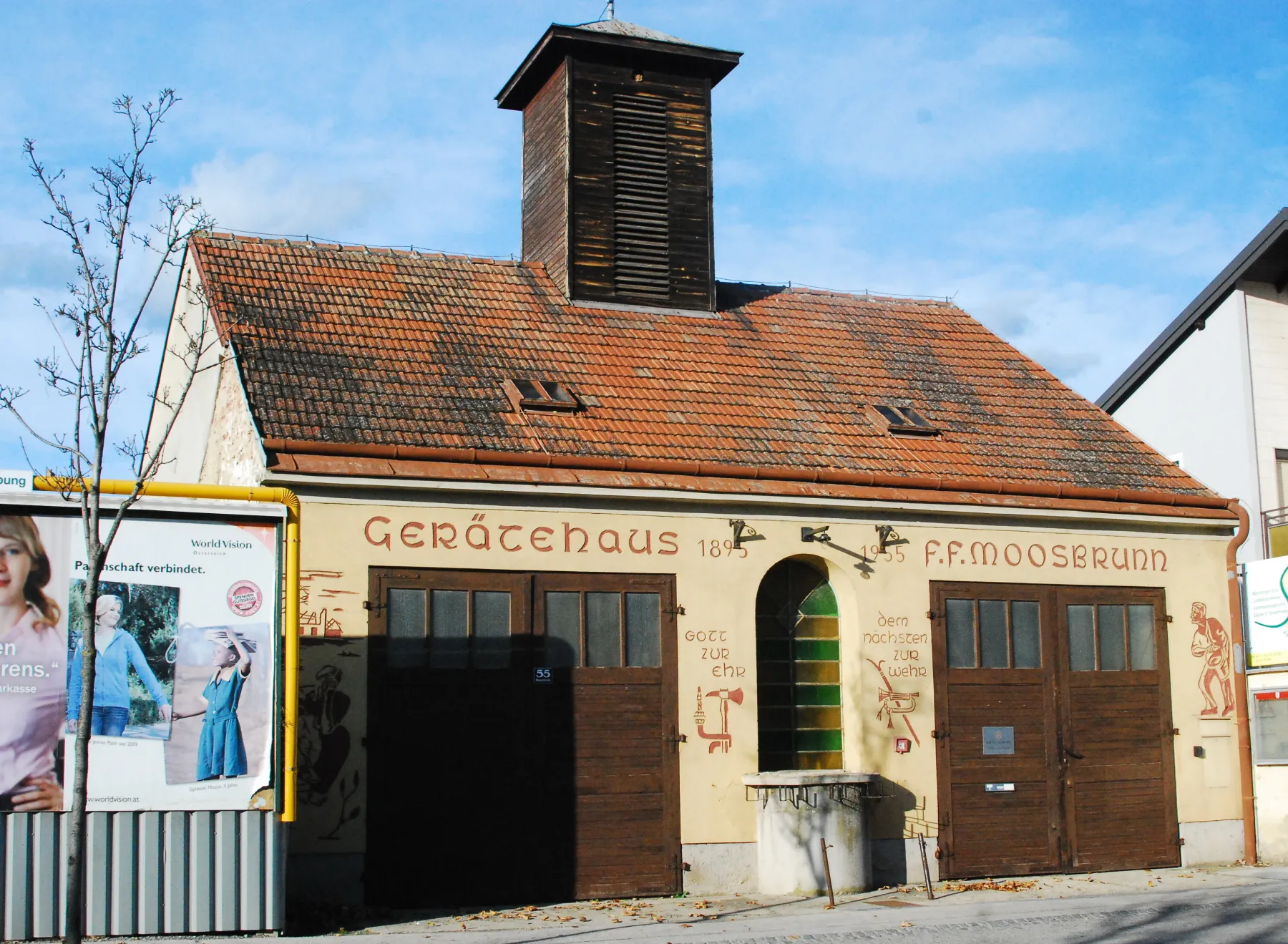 Photo showing: Spritzenhaus der Feuerwehr Moosbrunn in Niederösterreich