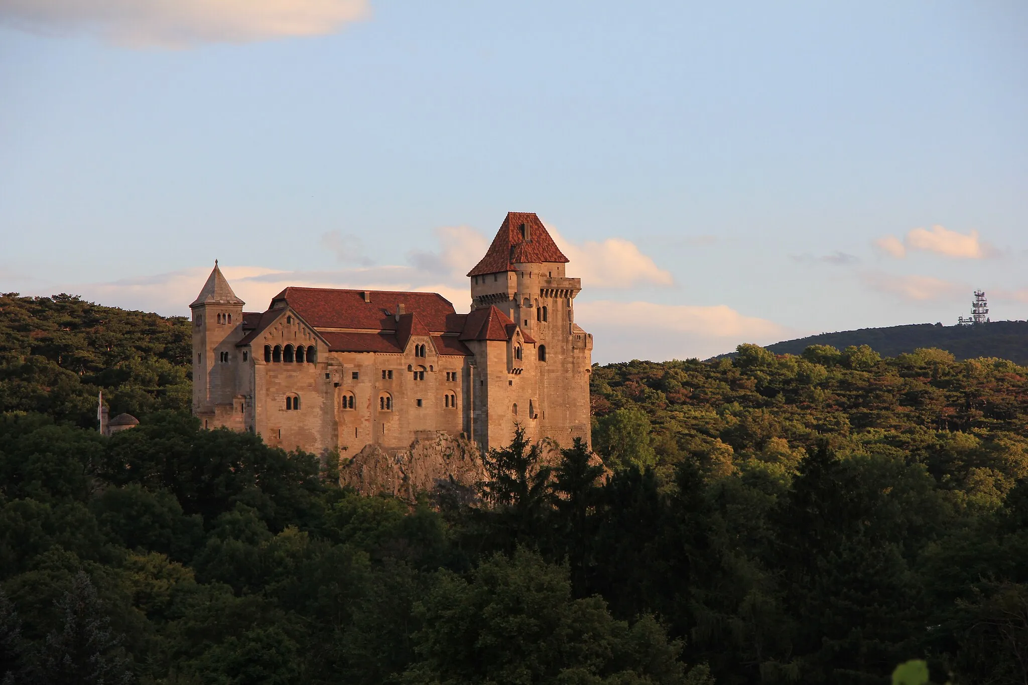 Photo showing: Blick vom Rauchkogel zur Burg Liechtenstein in der Abendsonne