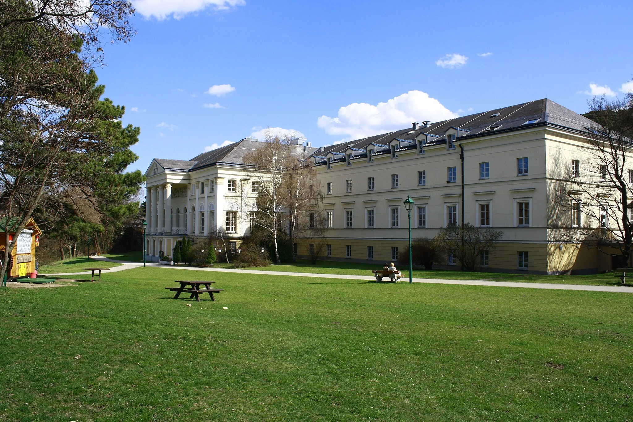 Photo showing: Schloss Liechtenstein gegenüber der de:Burg Liechtenstein in Niederösterreich