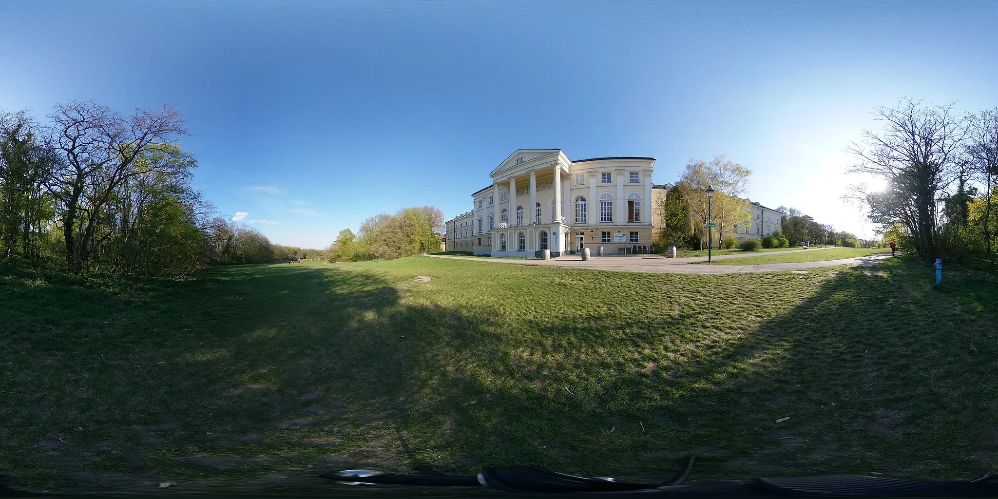 Photo showing: 360° Grad Aufnahme von dem Schloss Liechtenstein nebst der Burg Liechtenstein in Maria Enzersdorf im Bezirk Mödling. Heute befindet sich das Restaurant Waldmeierei, sowie eine Seniorenresidenz in dem Schlossgebäude.