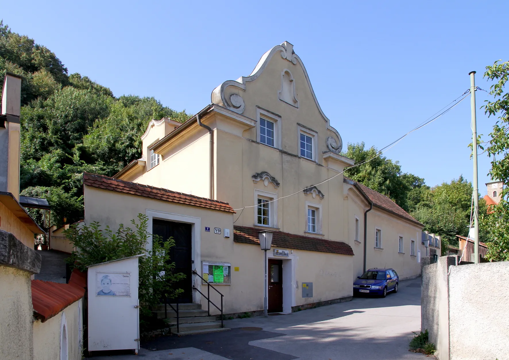 Photo showing: Der denkmalgeschützte Pfarrhof in Höflein an der Donau, ein Ortsteil der niederösterreichen Stadt Klosterneuburg.