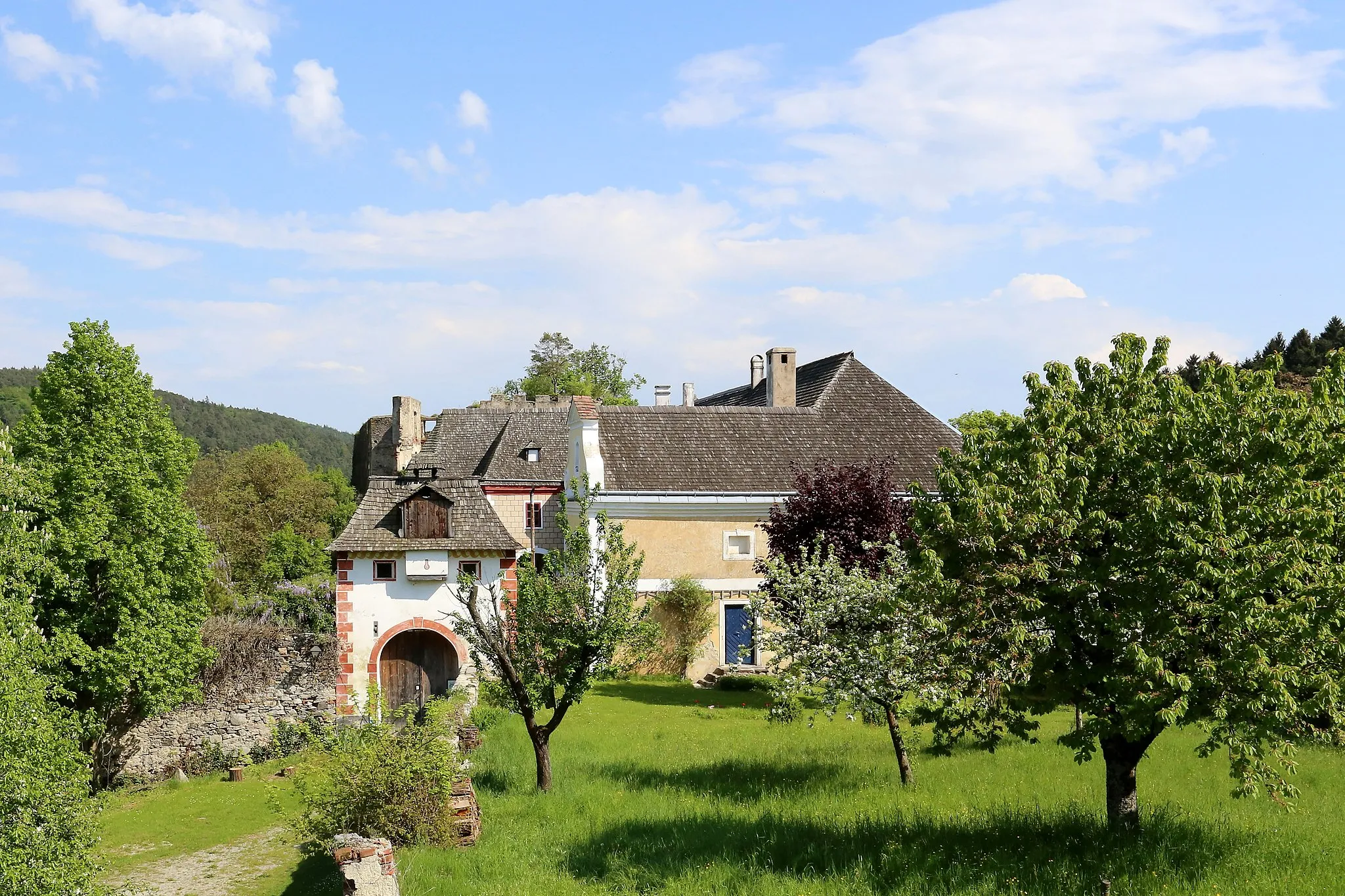 Photo showing: Vorburg der Burgruine Mollenburg, in der niederösterreichischen Marktgemeinde Weiten. Die Burg wurde bereits in der romanischen Zeit errichtet und in der Mitte des 16. Jahrhunderts zu einem wehrhaften Renaissanceschloss umgebaut. Ab 1860 wurde die Burg aus steuerlichen Gründen durch den Verwalter Johann Niedermaier zur Ruine gemacht. Mitte der 1970er Jahre wurde die Ruine vom Wiener Stadtrat Dr. Jörg Mauthe gekauft, der die Vorburg restaurierte und bewohnbar machte: [1].