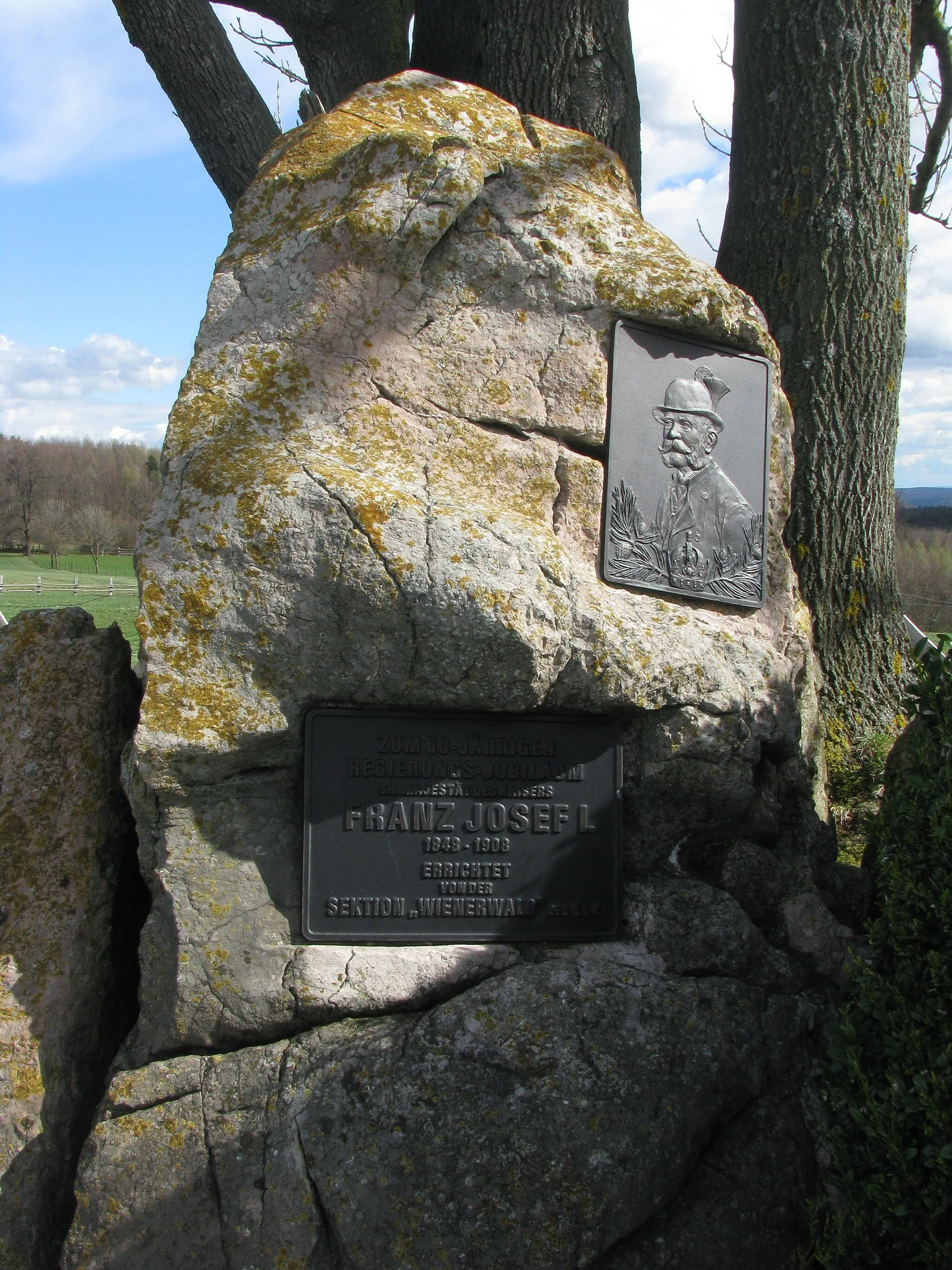 Photo showing: Der zum 60. Regierungsjubiläum von Kaiser Franz Joseph I. 1908 errichtete Kaiserstein in Hochroterd (532 m, Gemeinde Breitenfurt)