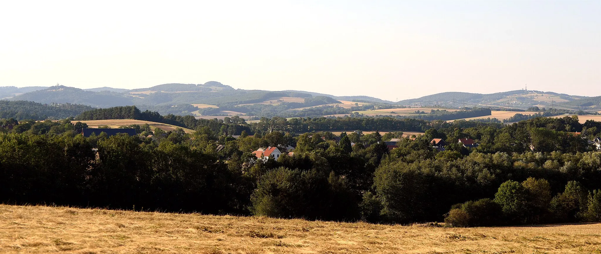 Photo showing: Anhöhe von links nach rechts: Schwarzenbacher Burgberg mit dem Aussichtsturm, Sieggrabener Kogel, Sieggrabener Sattel, Brenntenriegel mit dem Mobilfunk- und Richtfunksender. Kamerastandpunkt: Waldstück zwischen Lindgraben und Neudorf.