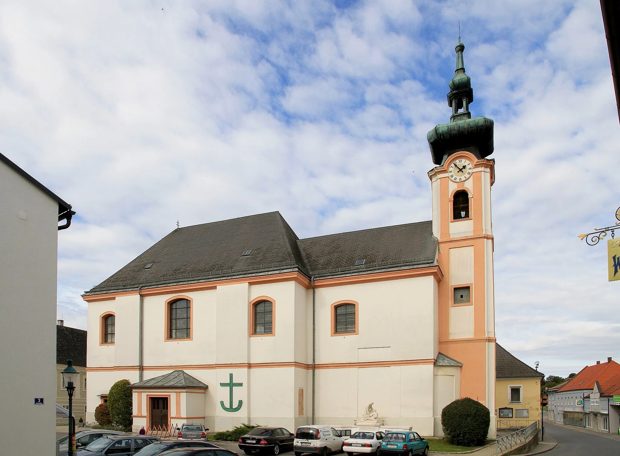 Photo showing: Die katholische Pfarrkirche hl. Ulrich in der niederösterreichischen Marktgemeinde Würmla. Die Kirche wurde in den 1730er Jahren errichtet. 1758 erfolgte eine Erneuerung des Presbyterium und des Turmes. Nach einem Brand wurde 1768 das Langhaus, ein dreijochiger Saalraum, neu errichtet. Die Einrichtung stammt weitgehend einheitlich aus der Mitte und dem dritten Viertel des 18. Jahrhunderts.