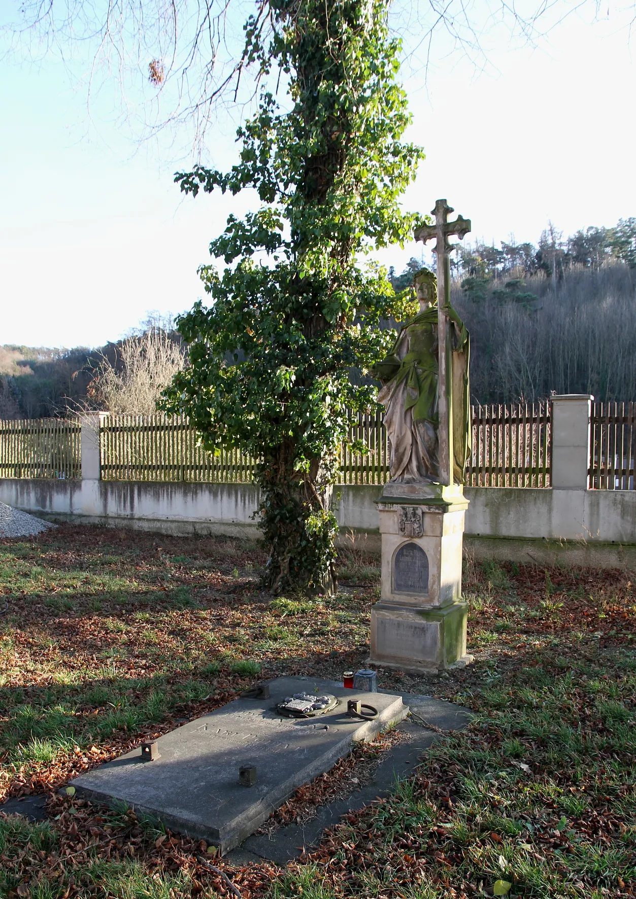 Photo showing: Grab der Familie Podivin und Grabmal der Freifrau von Rumerskirch am Friedhof von Reidling, ein Ortsteil der niederösterreichischen Gemeinde Sitzenberg-Reidling.