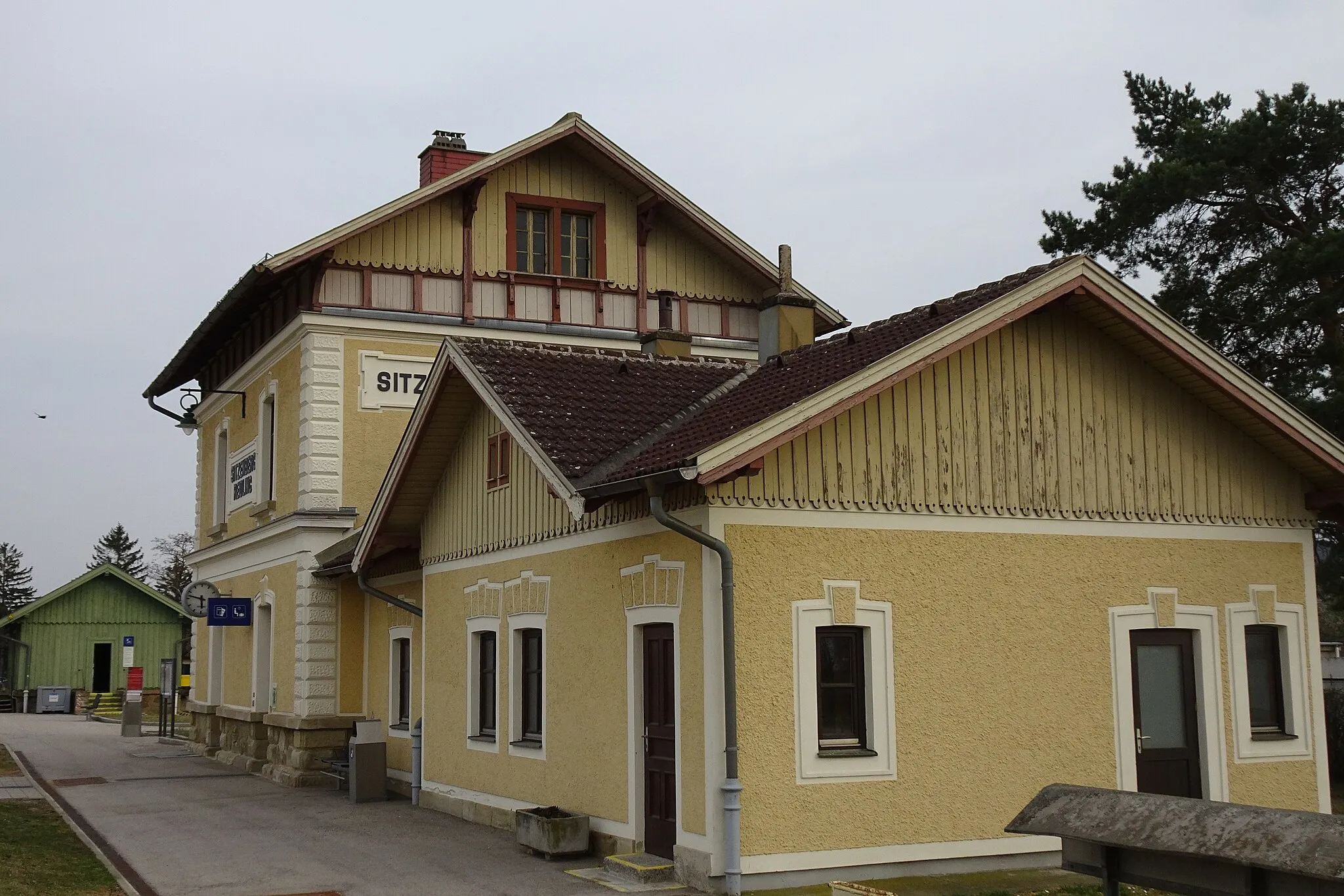 Photo showing: Bahnhof Sitzenberg-Reidling, Aufnahmsgebäude mit Nebengebäude (im Vordergrund) und Gütermagazin (im Hintergrund)