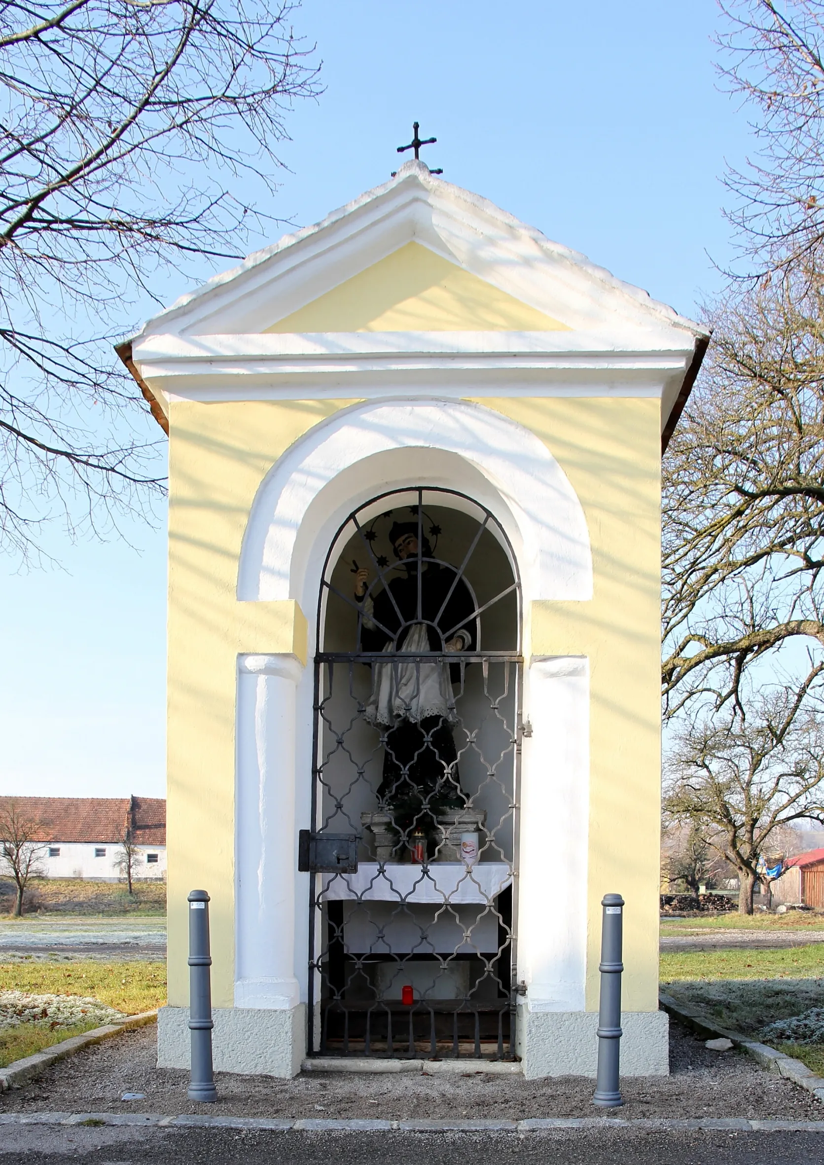 Photo showing: Die Wegkapelle hl. Johannes Nepomuk in der Johannesgasse in der niederösterreichischen Marktgemeinde Asperhofen. Ein frühklassizistischer Bau aus der ersten Hälfte des 19. Jahrhunderts mit einer Nepomukstatue, die mit 1733 datiert ist.