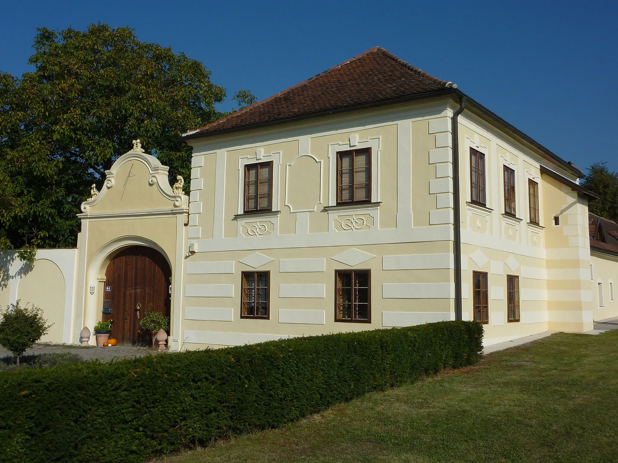 Photo showing: Gutshof / Meierhof, Landstraße 64, Stratzdorf, Gedersdorf, Niederösterreich

This media shows the protected monument with the number 33782 in Austria. (Commons, de, Wikidata)