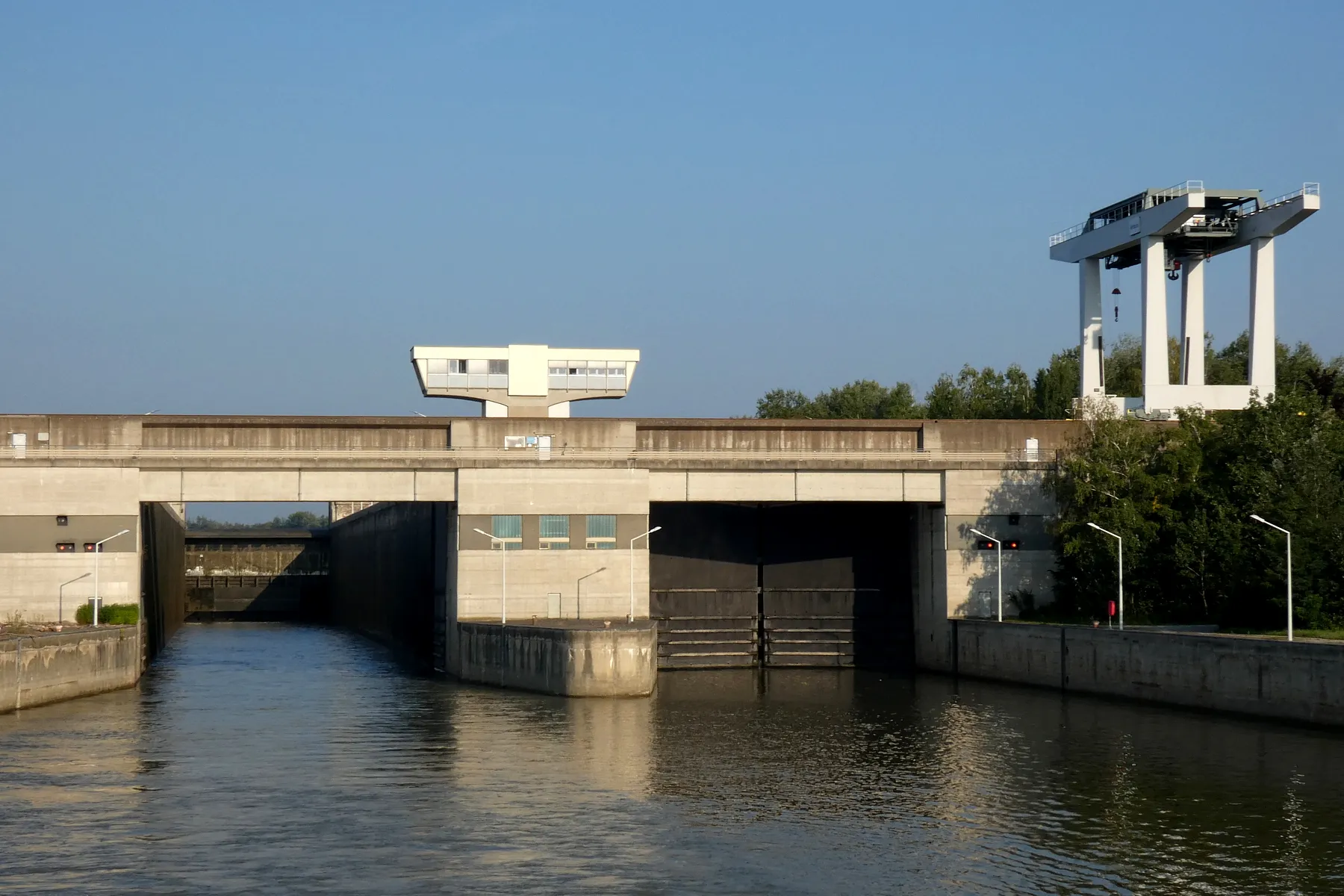 Photo showing: Einfahrt zu den beiden Schleusenkammern der Donauschleuse Altenwörth von der Talseite aus gesehen