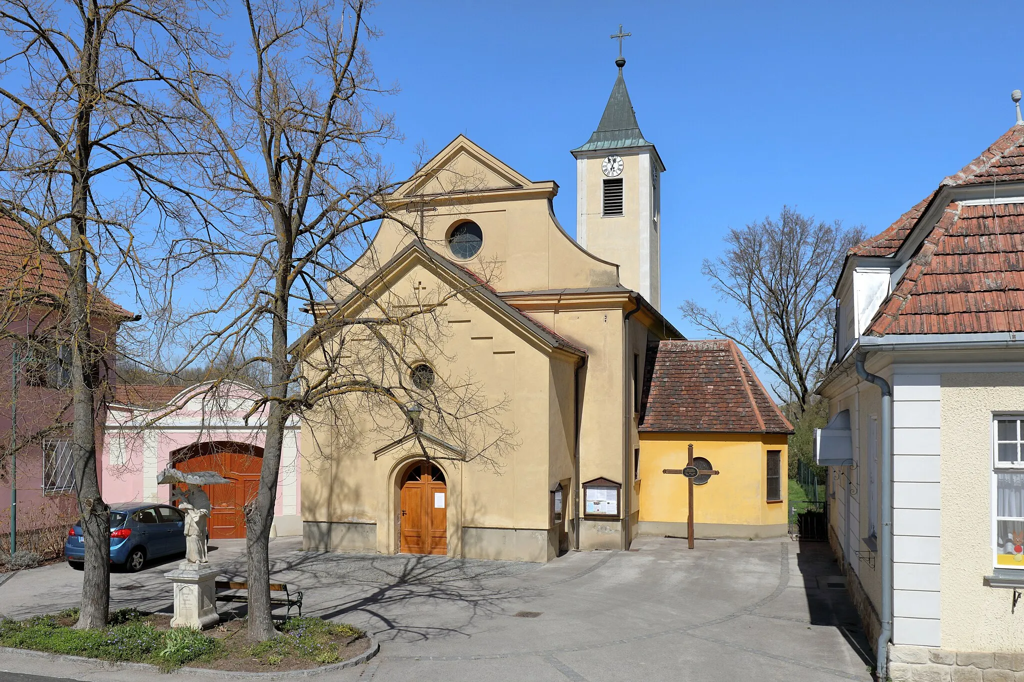 Photo showing: Südansicht der röm.-kath. Pfarrkirche hl. Andreas in Altenwörth, ein Ortsteil der niederösterreichischen Marktgemeinde Kirchberg am Wagram.