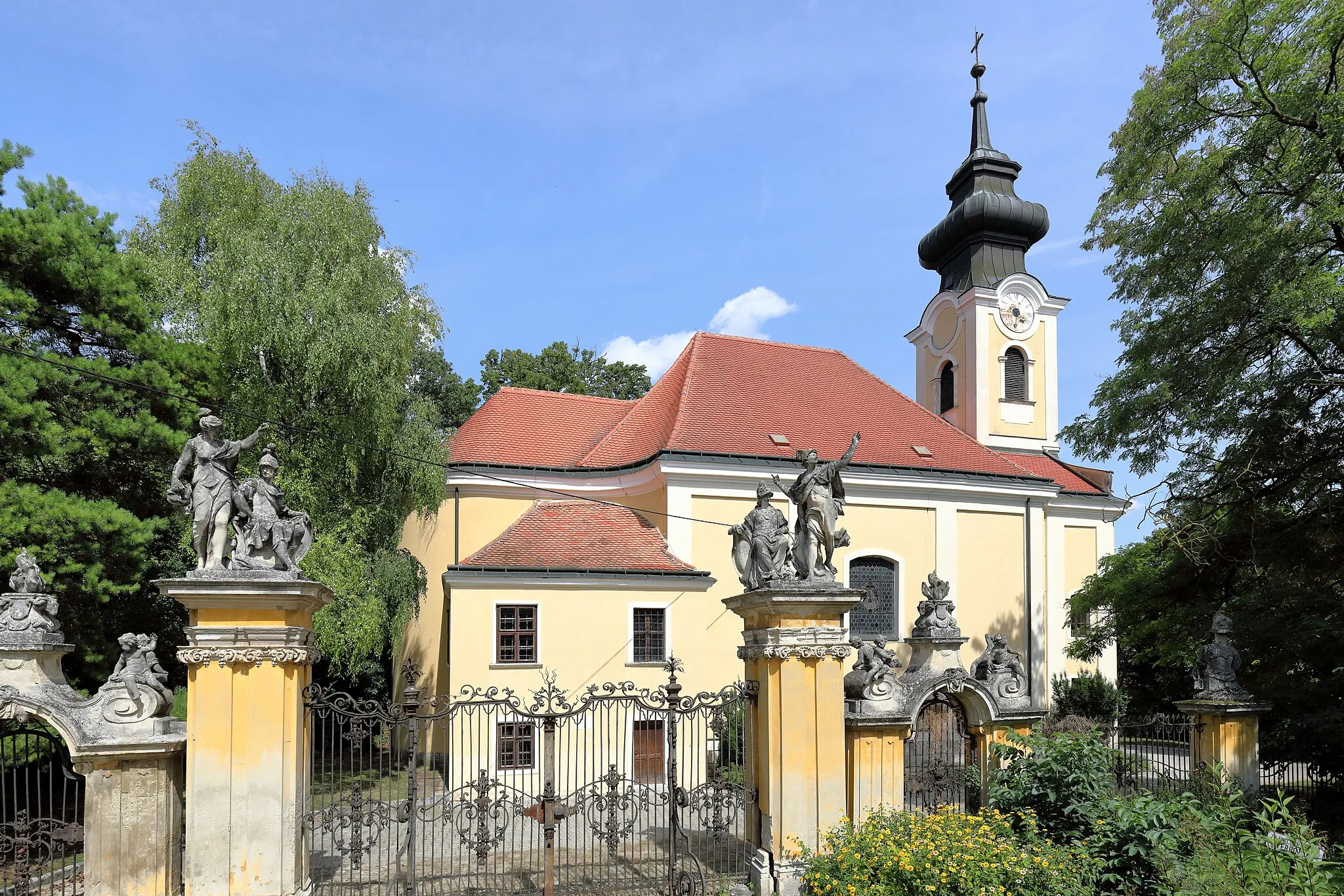 Photo showing: Westansicht der röm.-kath. Pfarrkirche hl. Andreas in der niederösterreichischen Marktgemeinde Ladendorf und davor die Toranlage des Schlosses. Der spätbarocke Sakralbau mit Fassadenturm wurde 1766 nach Plänen von Peter Mollner errichtet. Davor das Hauptportal des Schlosses aus dem 2. Viertel des 18. Jahrhunderts.